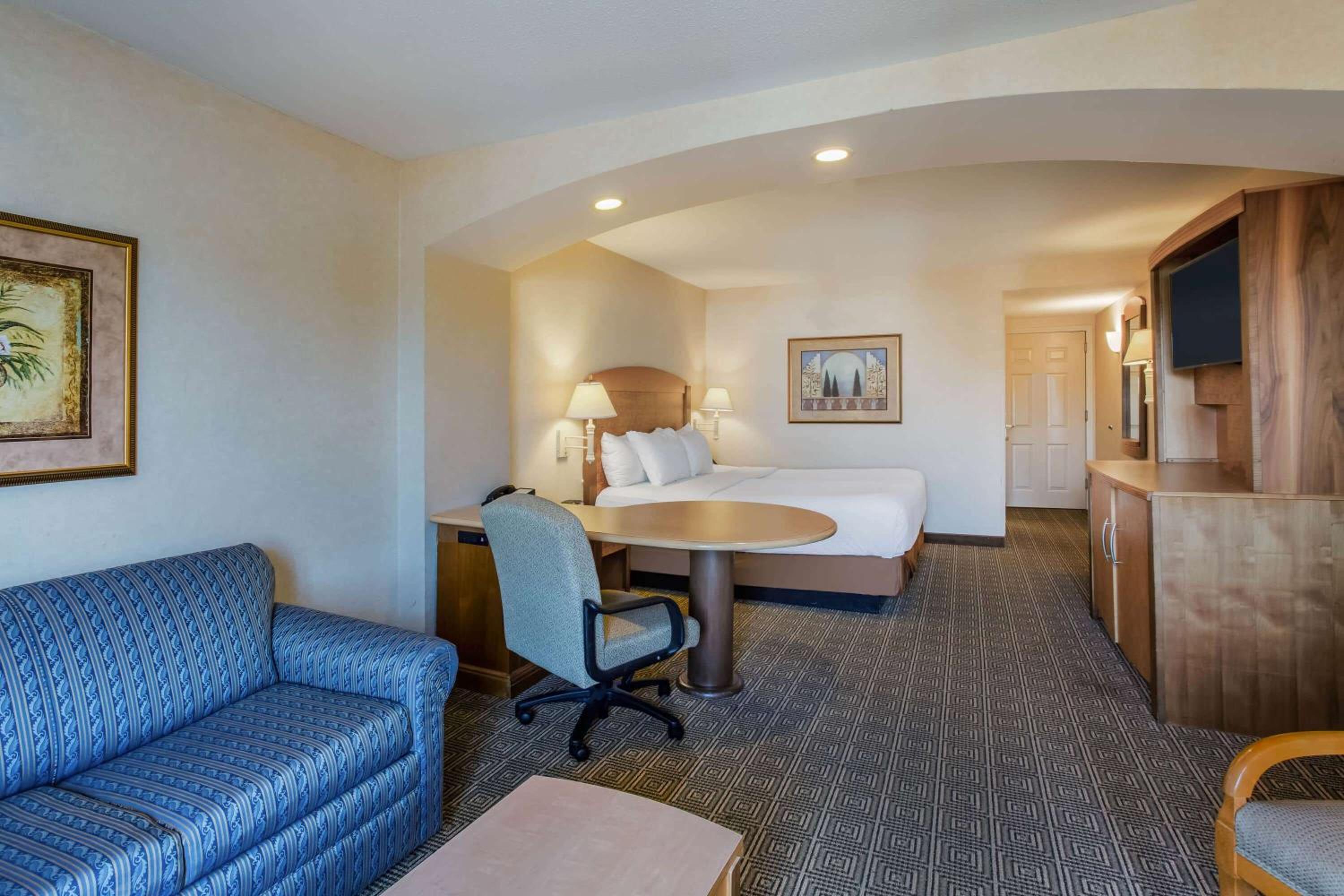 King Suite - Photo 3