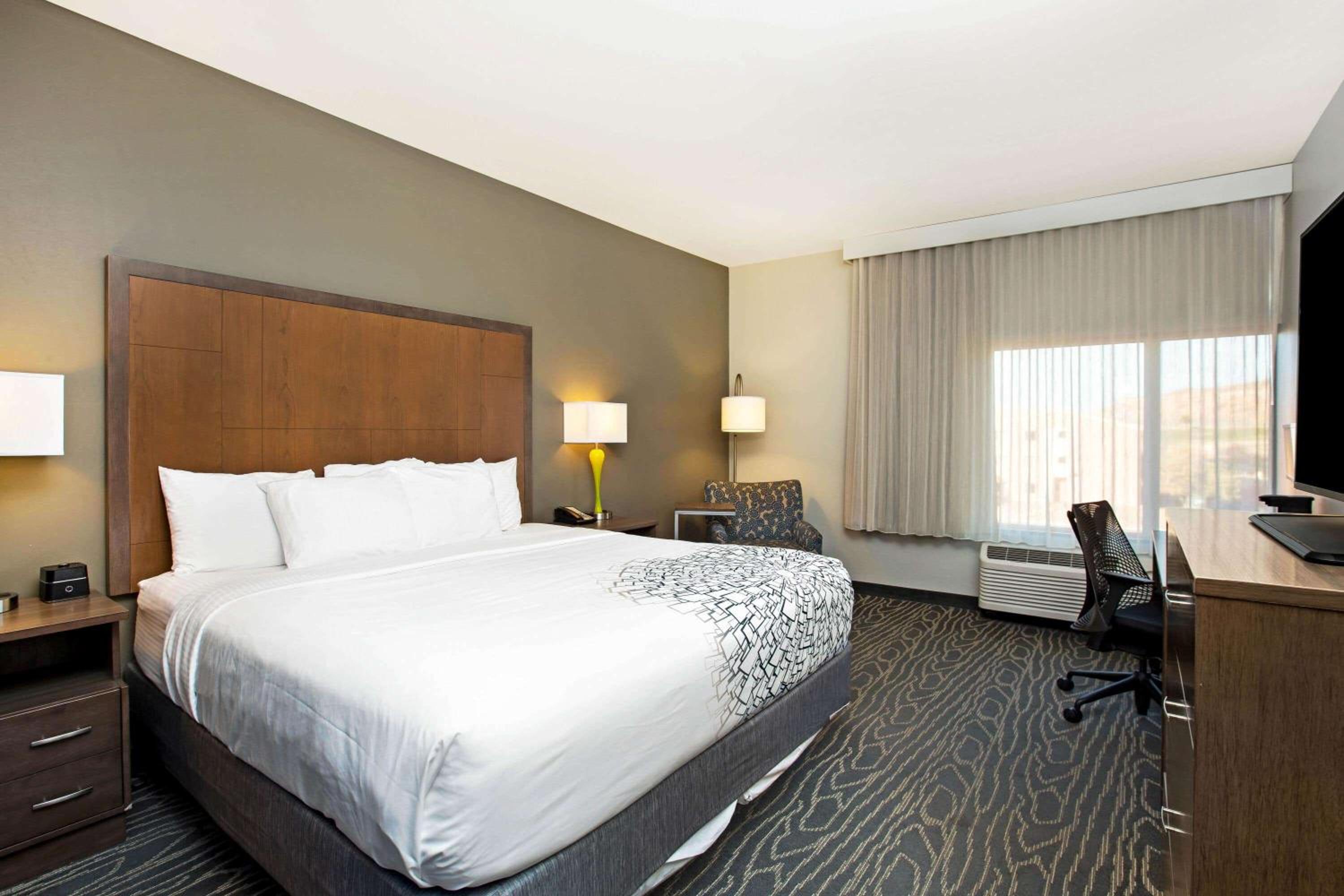 King Room - Non-Smoking photo 3