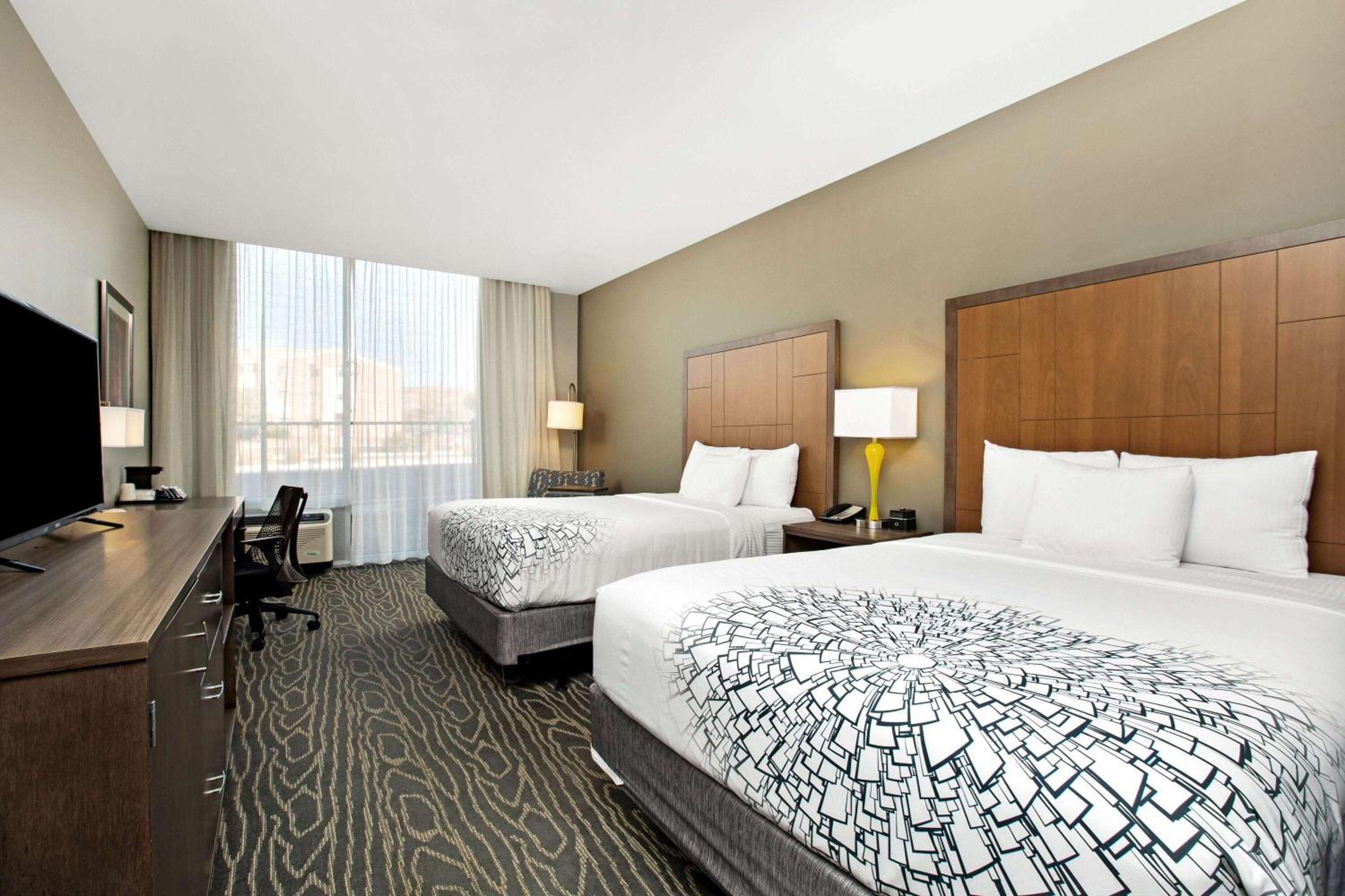 Queen Room with Two Queen Beds - Non-Smoking photo 3