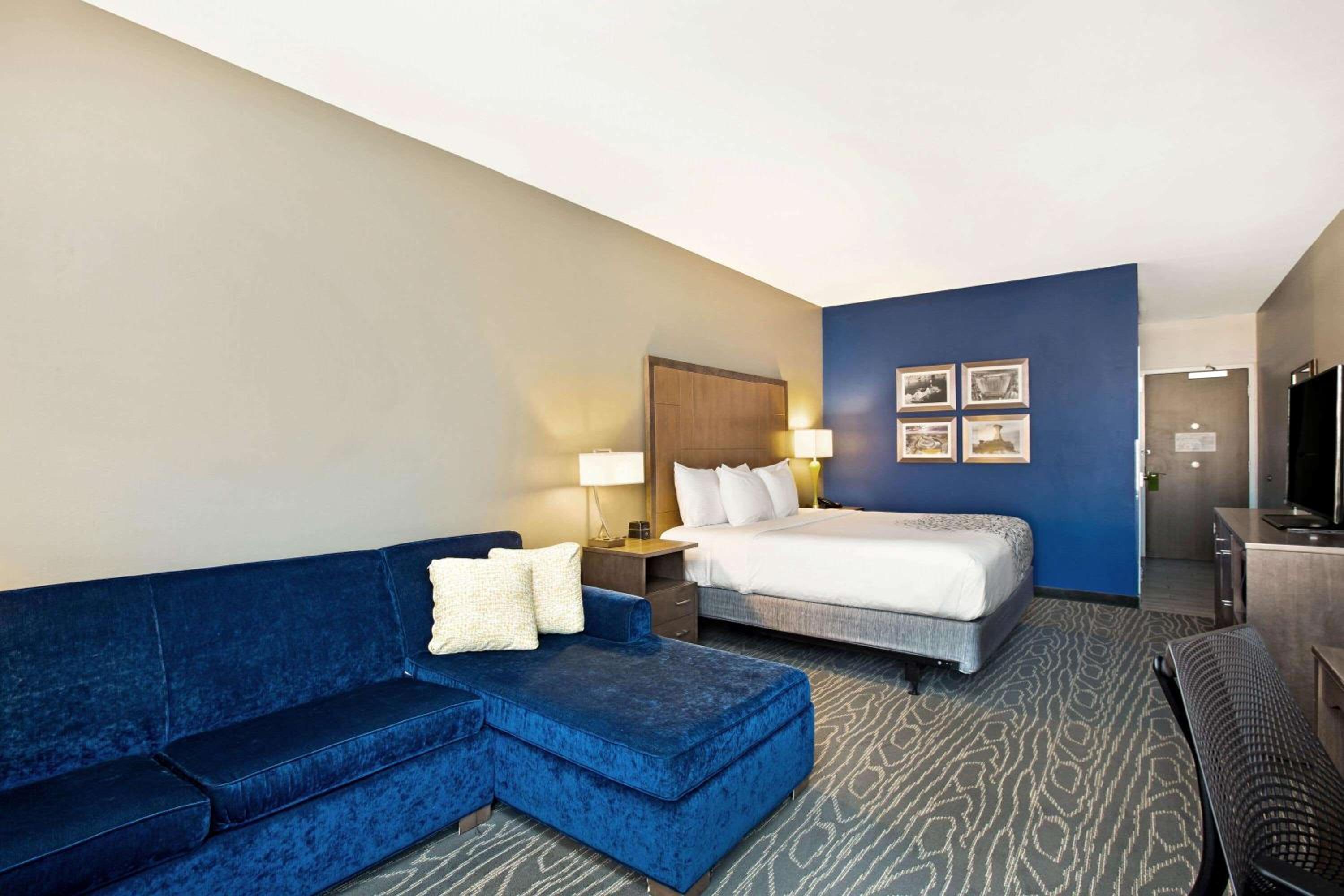 Deluxe King Room - Mobility Access/Non-Smoking photo 3
