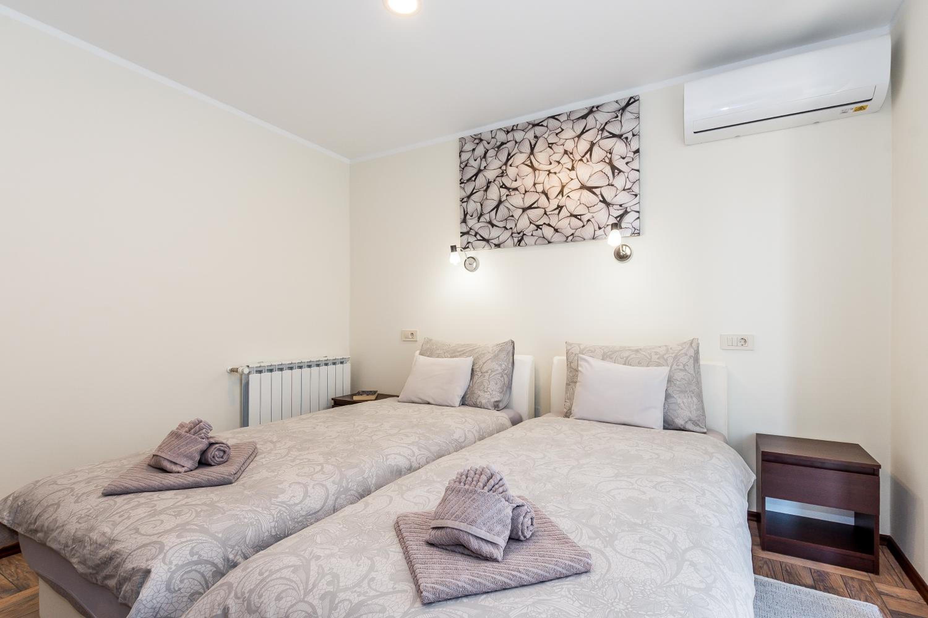 Double or Twin Room with Private Bathroom - Photo 4