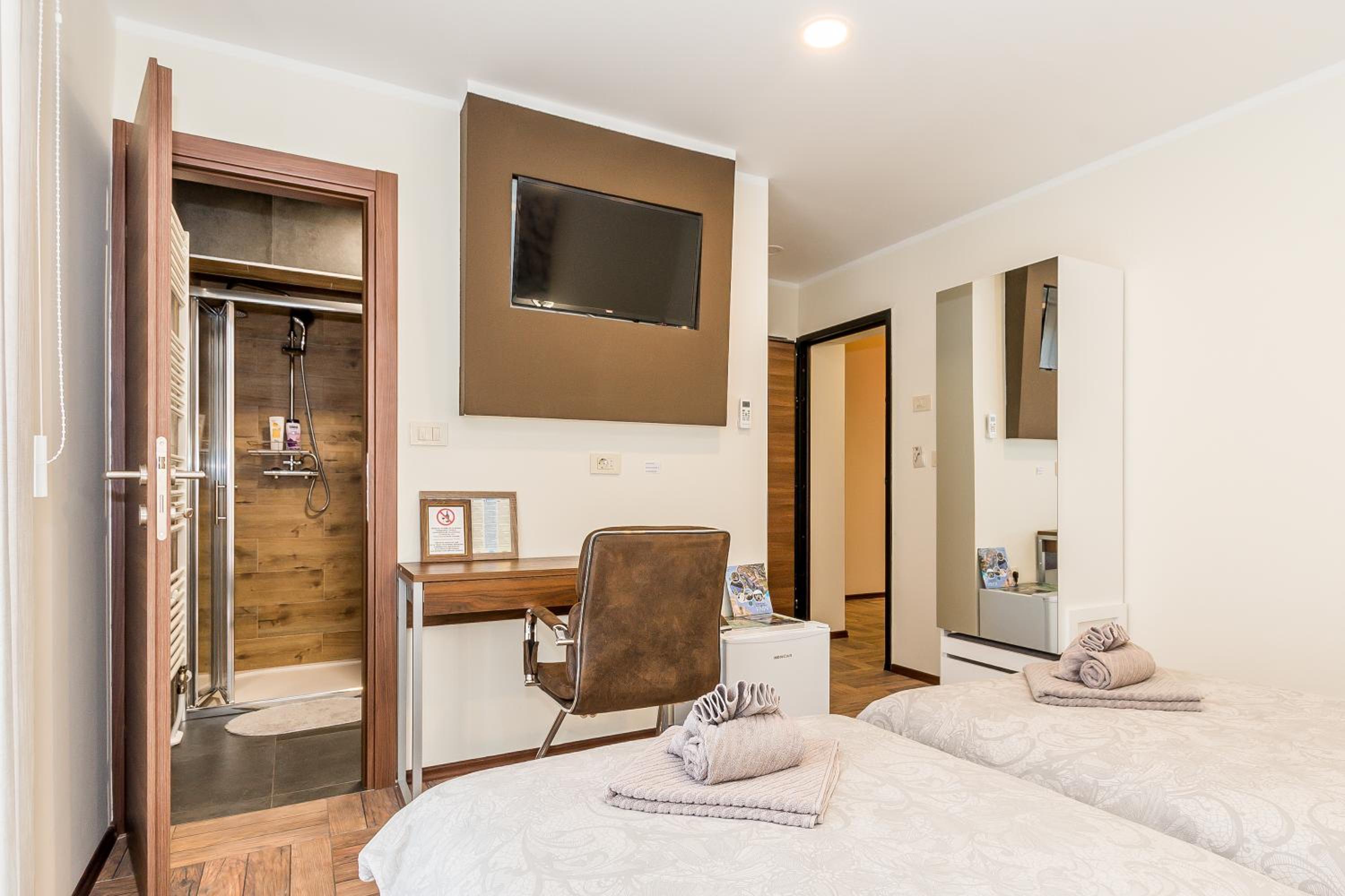 Double or Twin Room with Private Bathroom - Photo 5