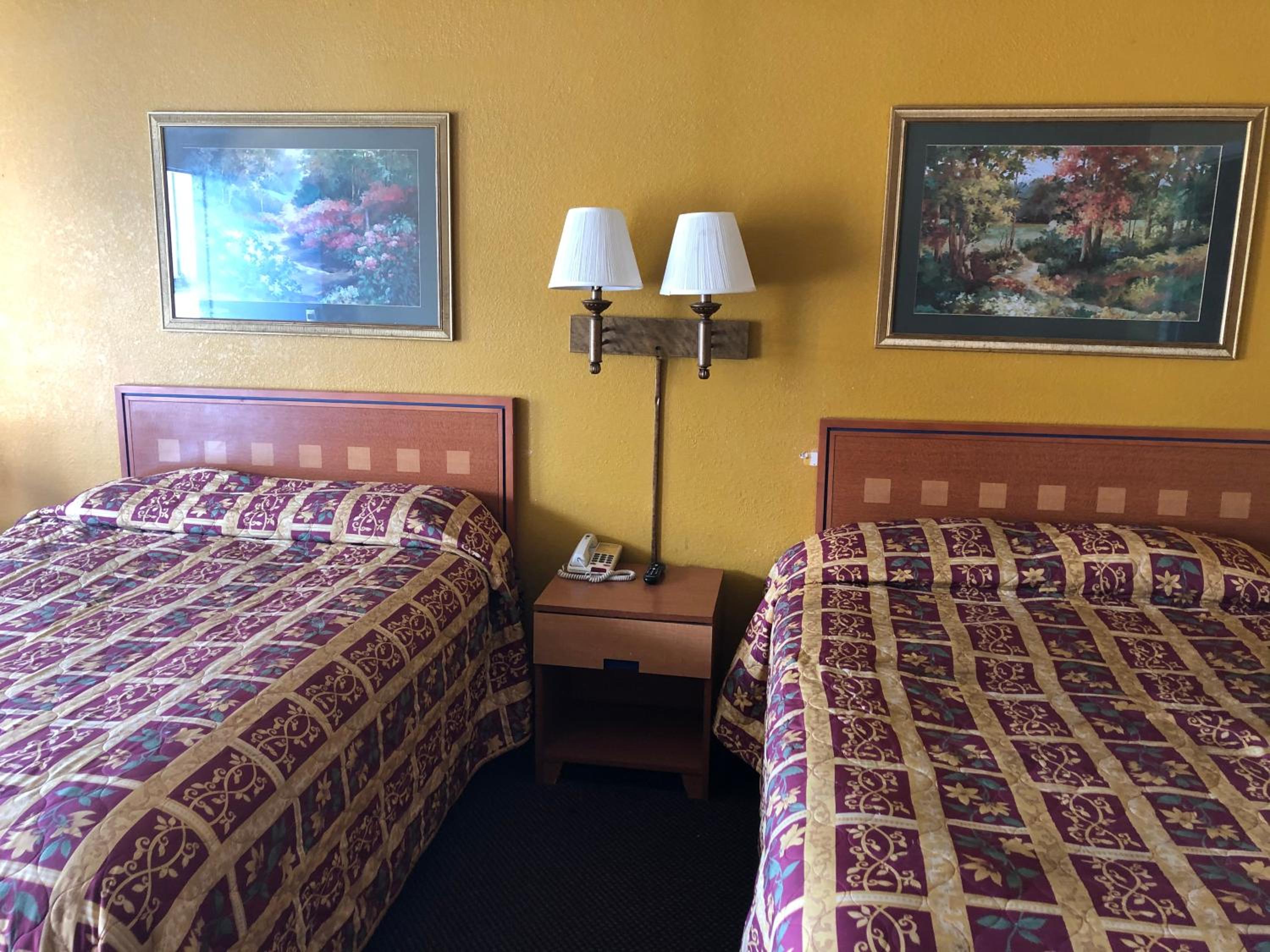 Queen Room photo 2
