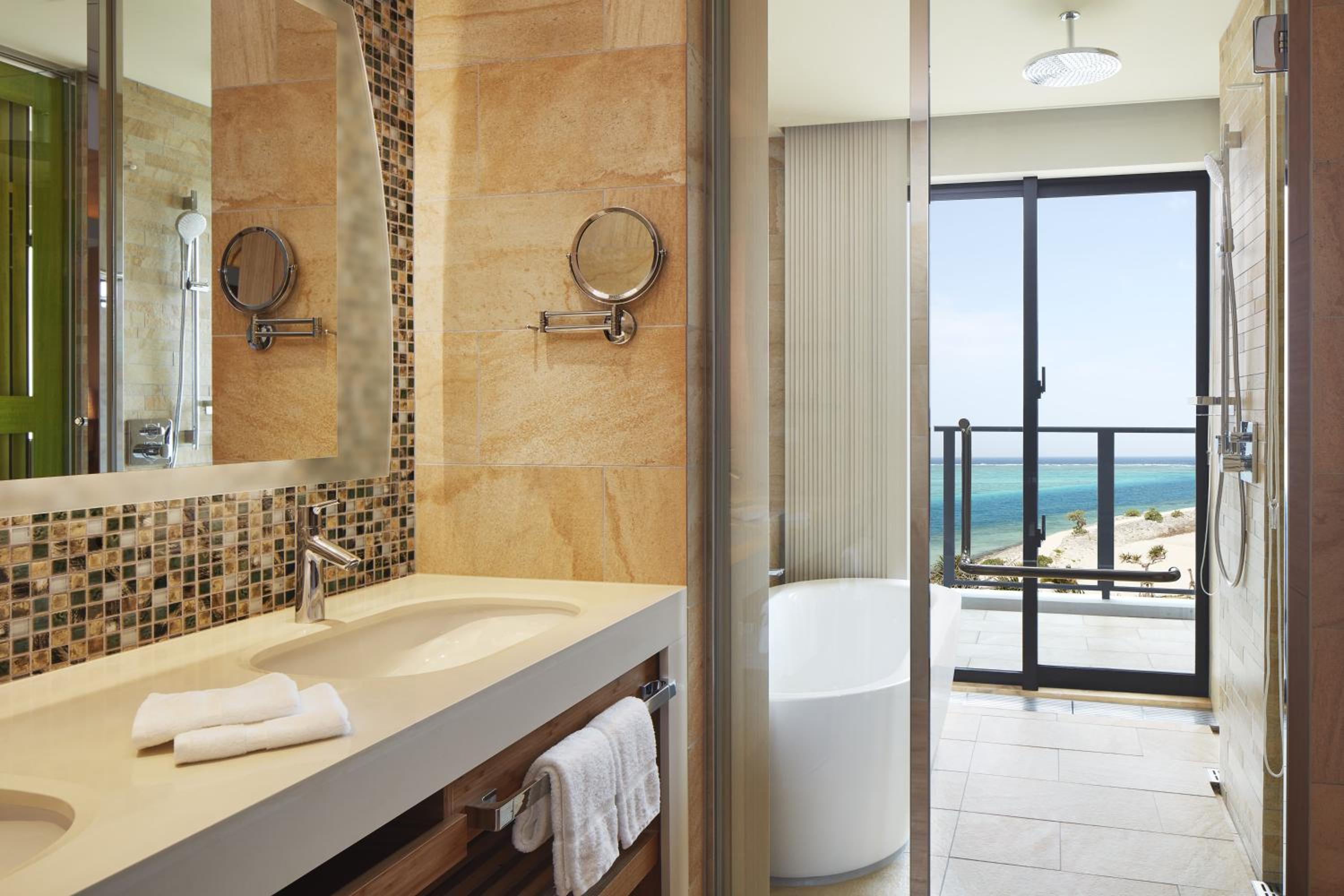 Premium Ocean Twin with Extra Beds Ocean View - South Tower Non-Smoking - Photo 10