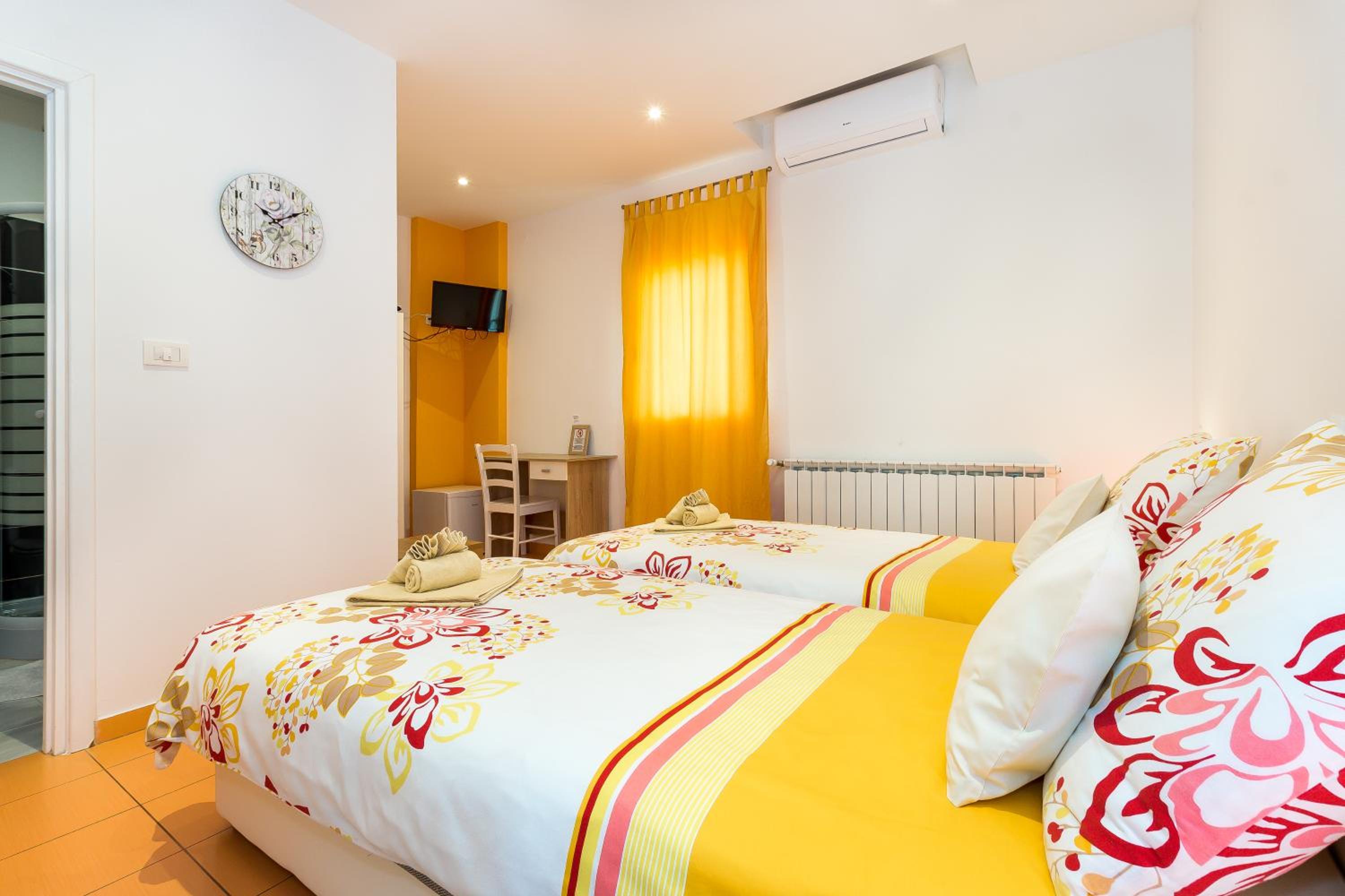 Twin Room with Private Bathroom photo 3