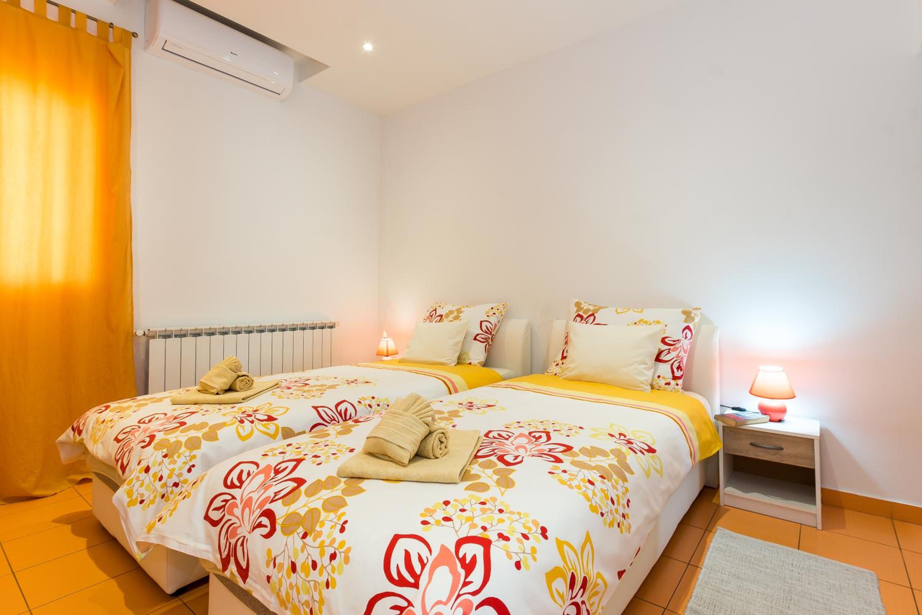 Twin Room with Private Bathroom photo 2