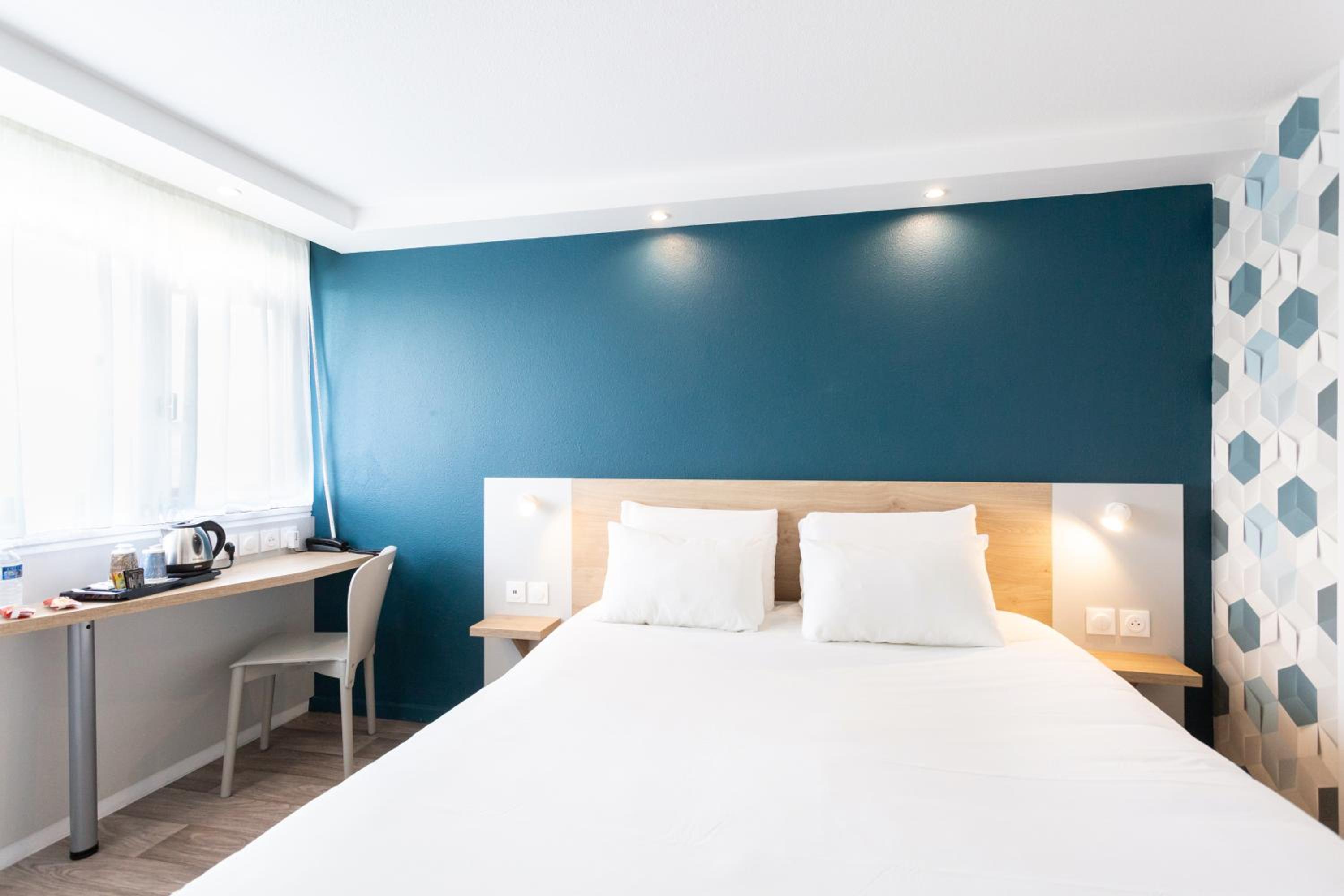 Double Room with One Double Bed - Photo 9
