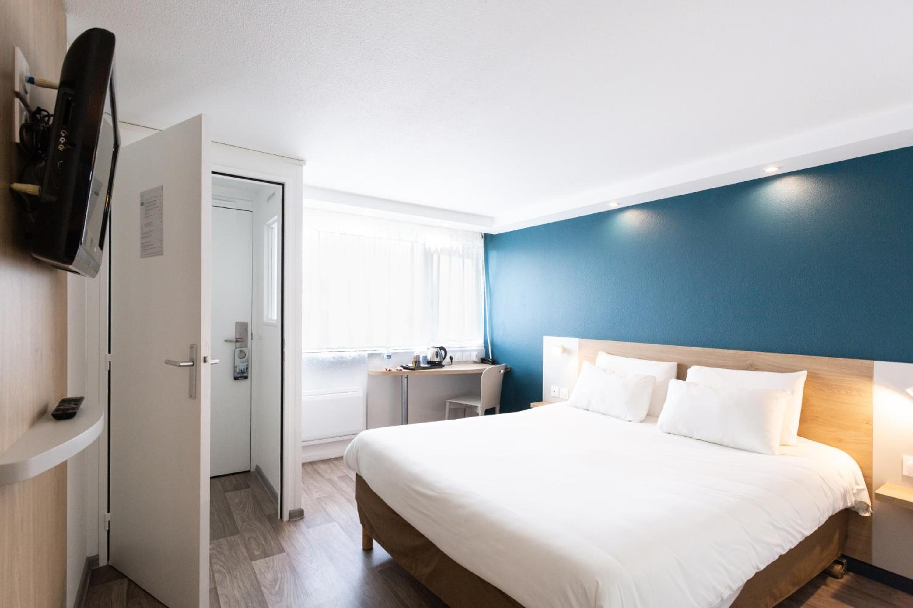 Double Room with One Double Bed - Photo 10