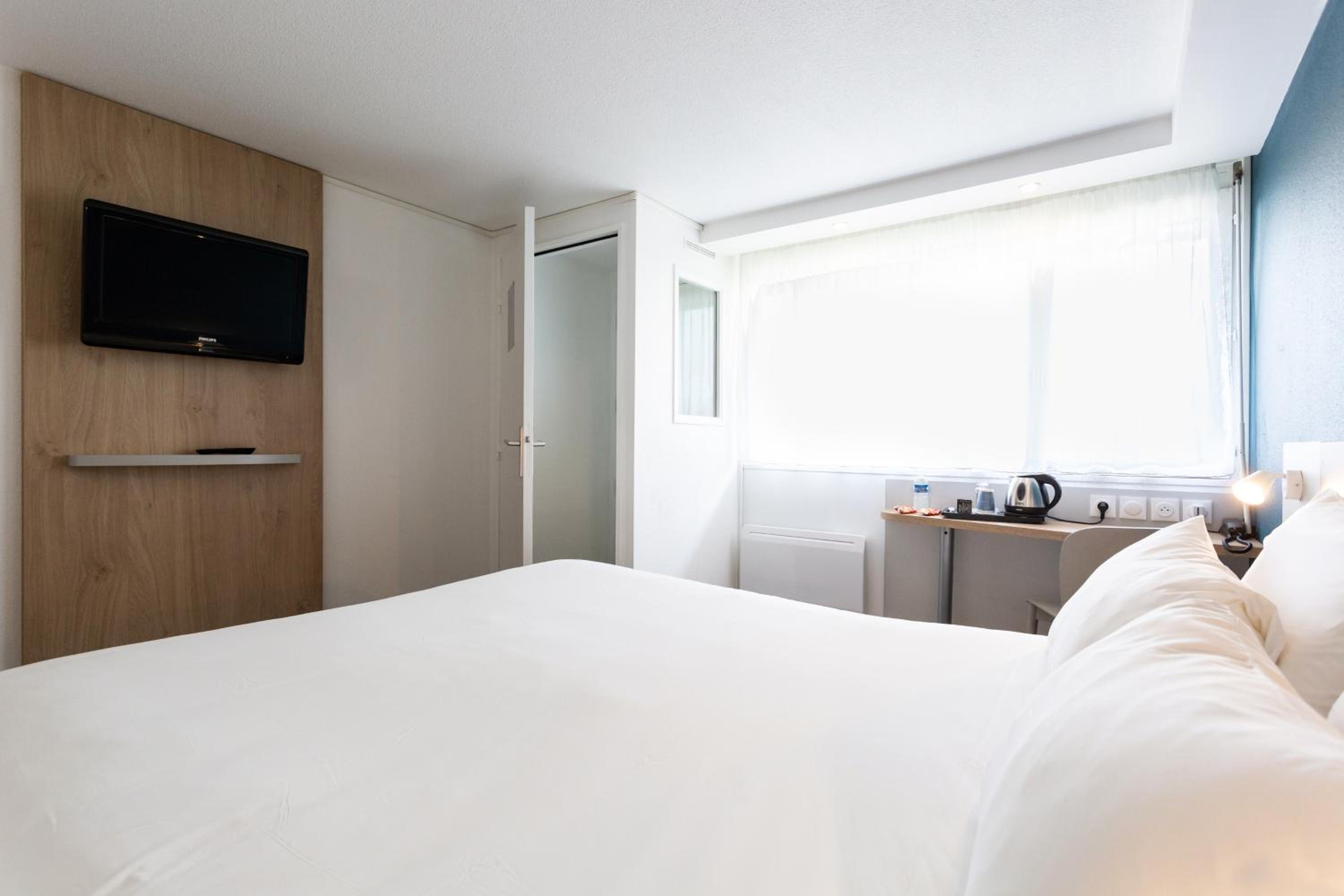 Double Room with One Double Bed - Photo 11