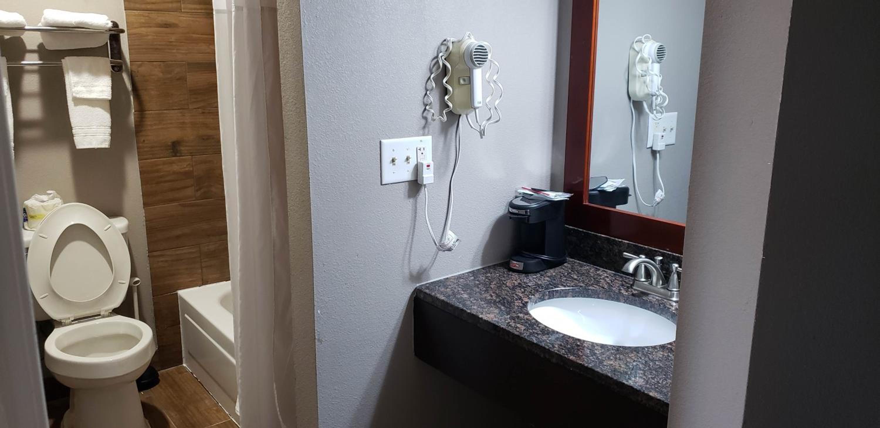 King Room - Non-Smoking - Photo 3