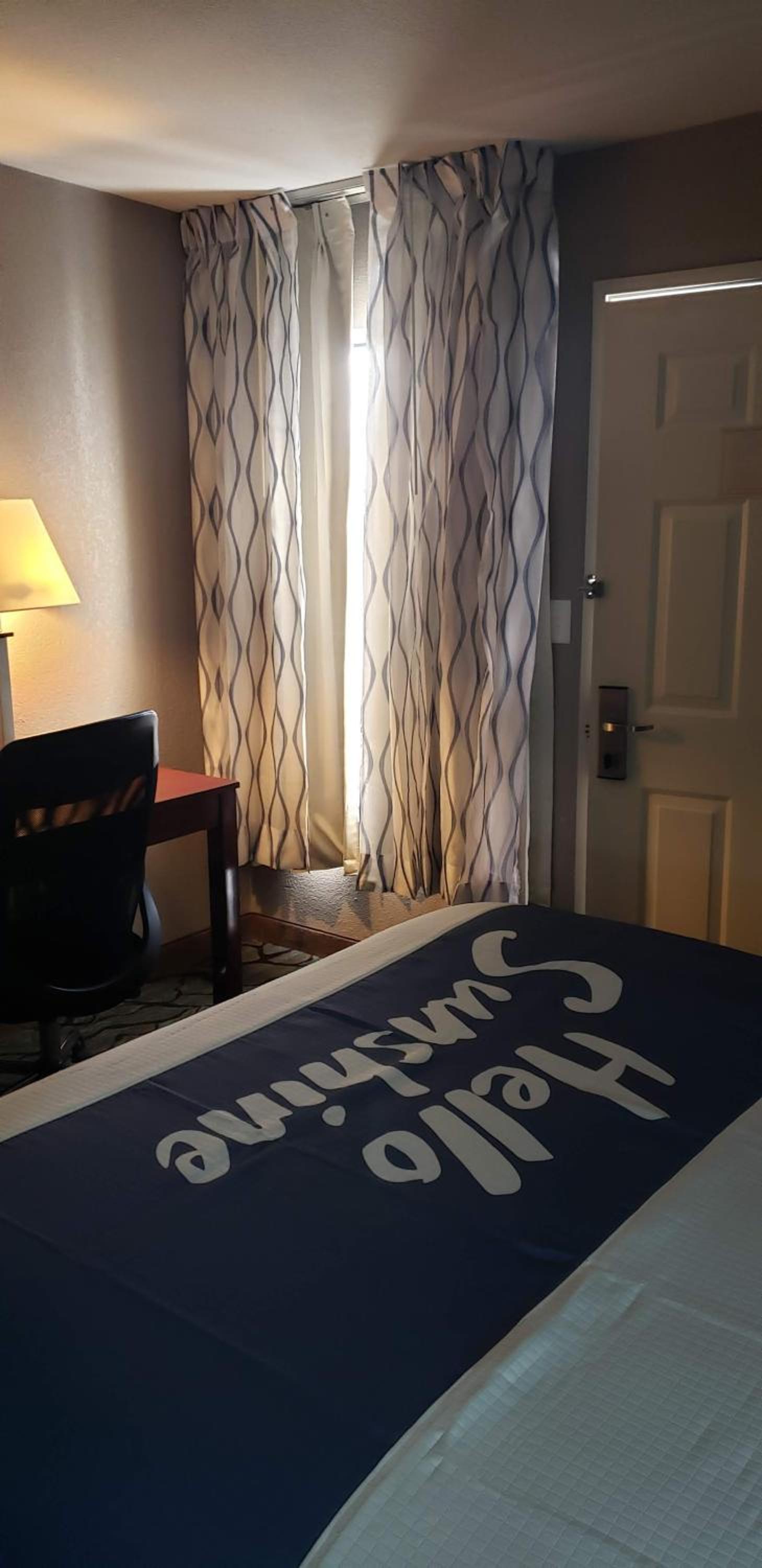 King Room - Non-Smoking - Photo 2