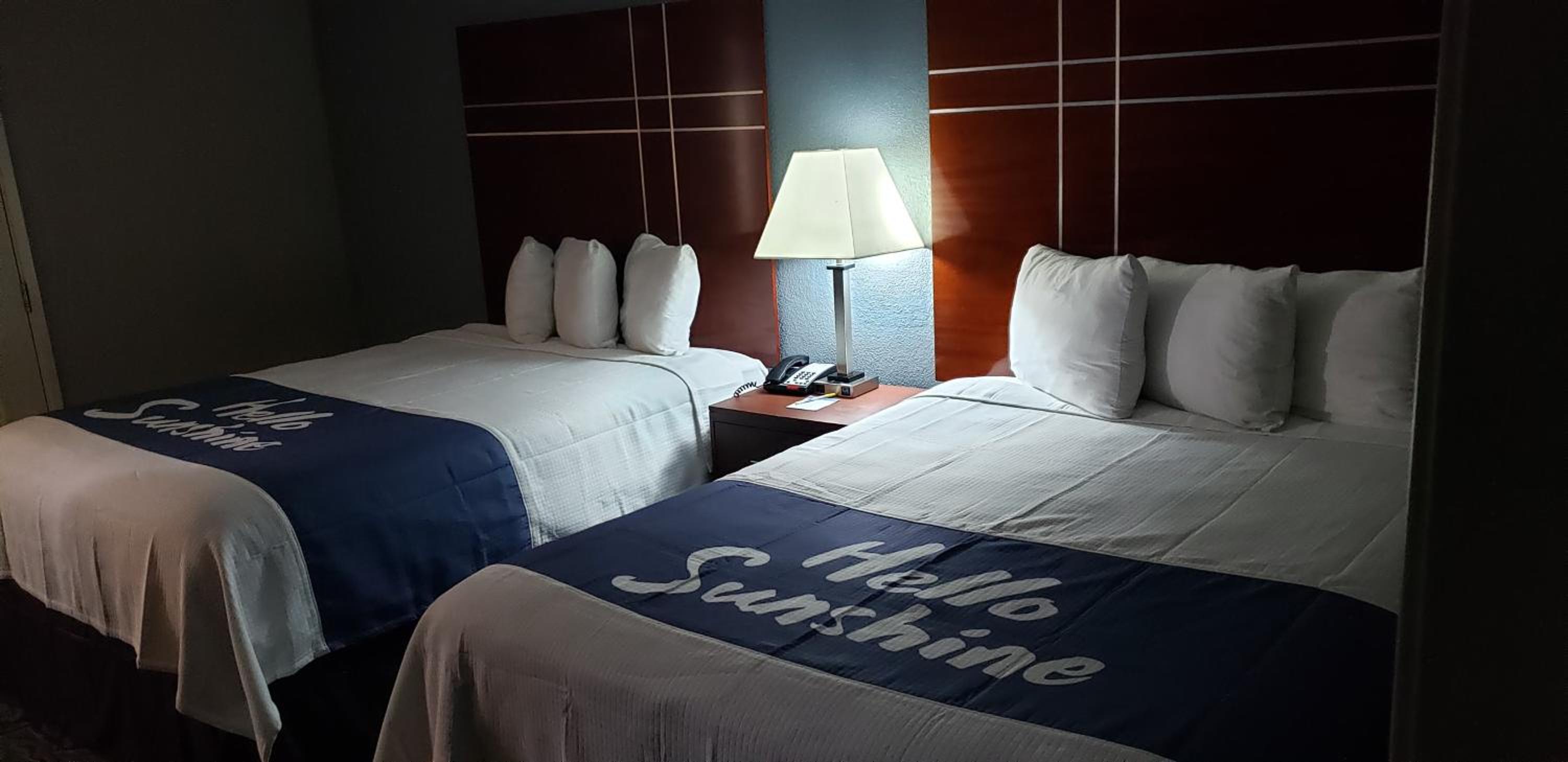 Queen Room with Two Queen Beds - Non-Smoking - Photo 5