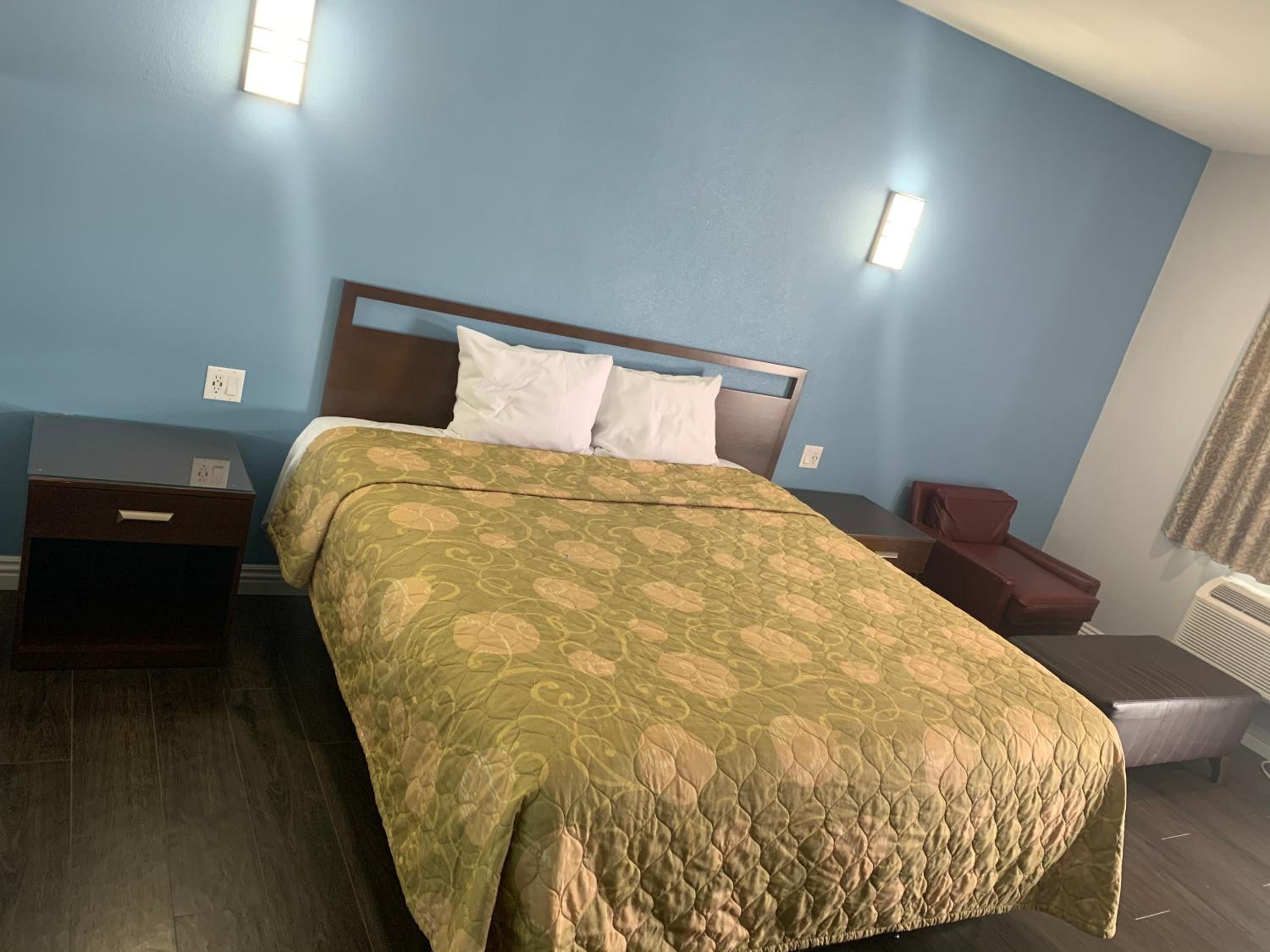 King Room - Non-Smoking photo 3