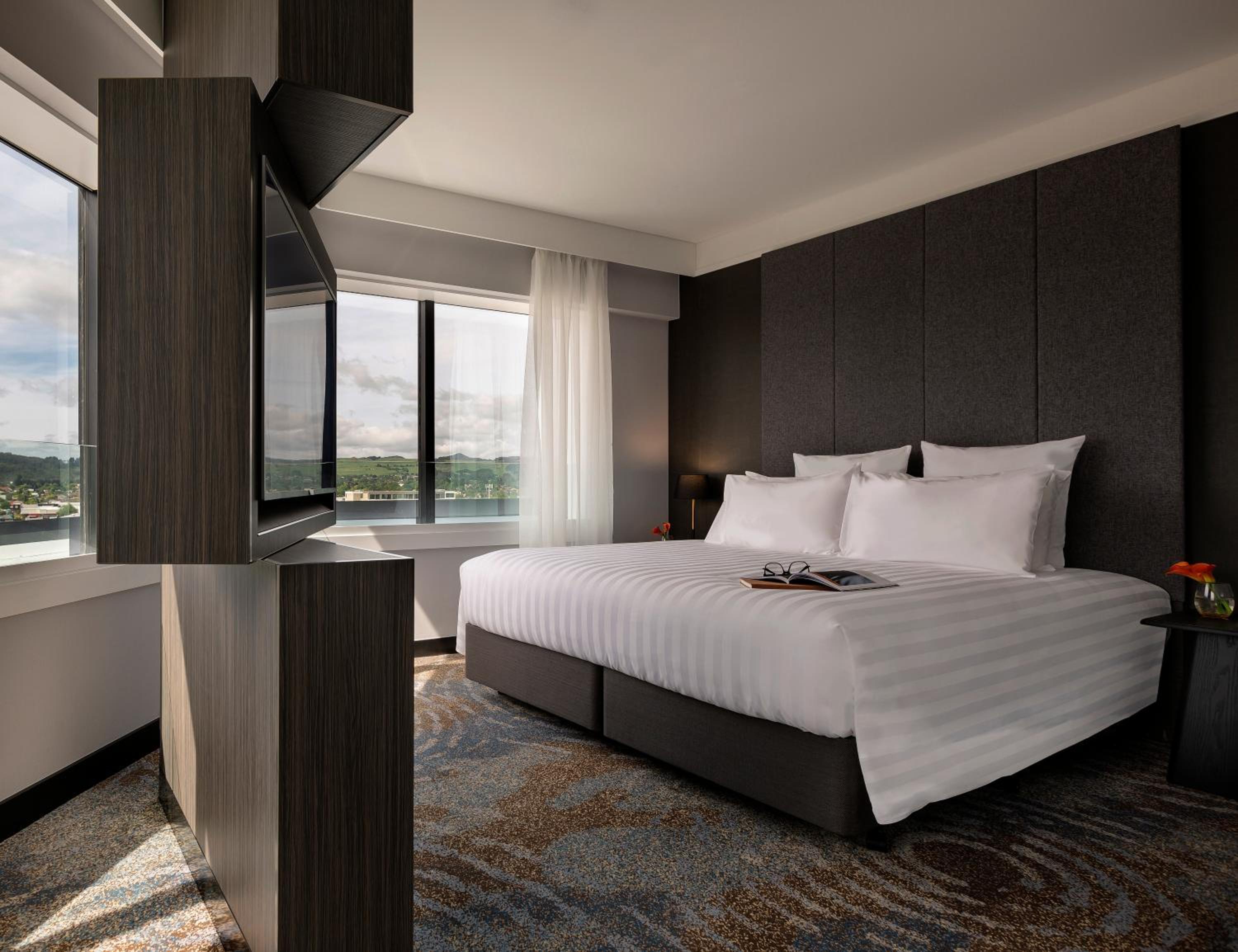 Superior King Suite with City View - Photo 4
