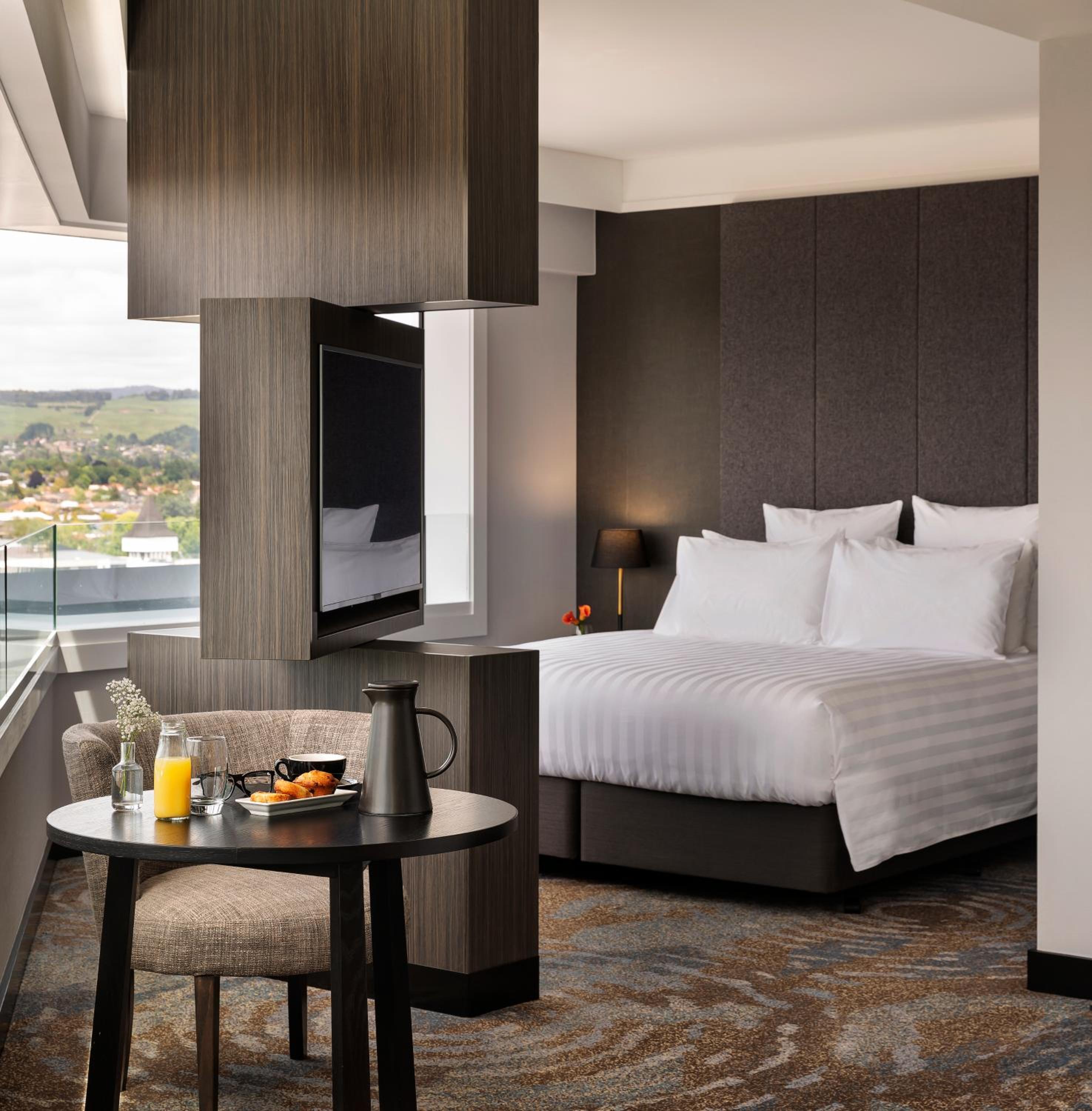 Superior King Suite with City View - Photo 3