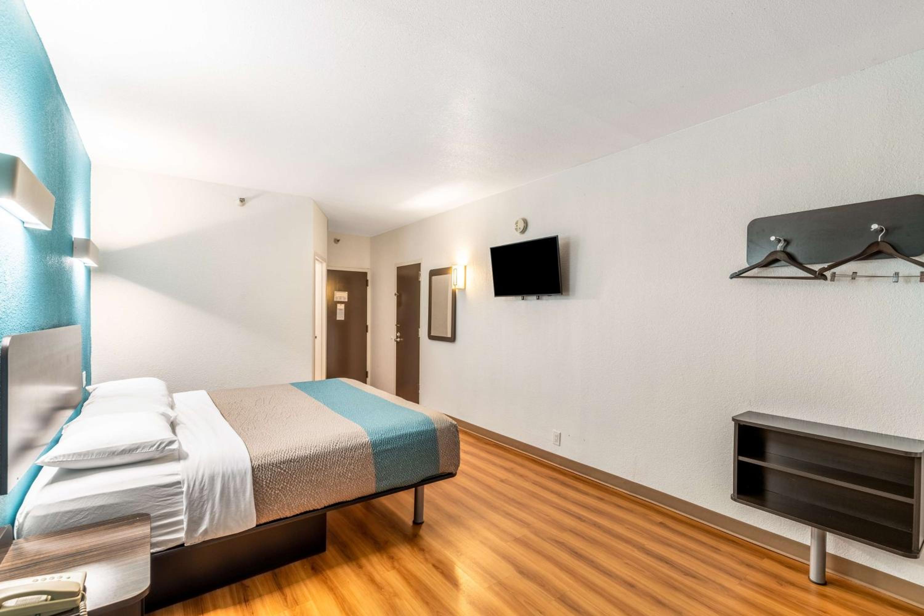 1 King Bed | Non-Smoking - Photo 4
