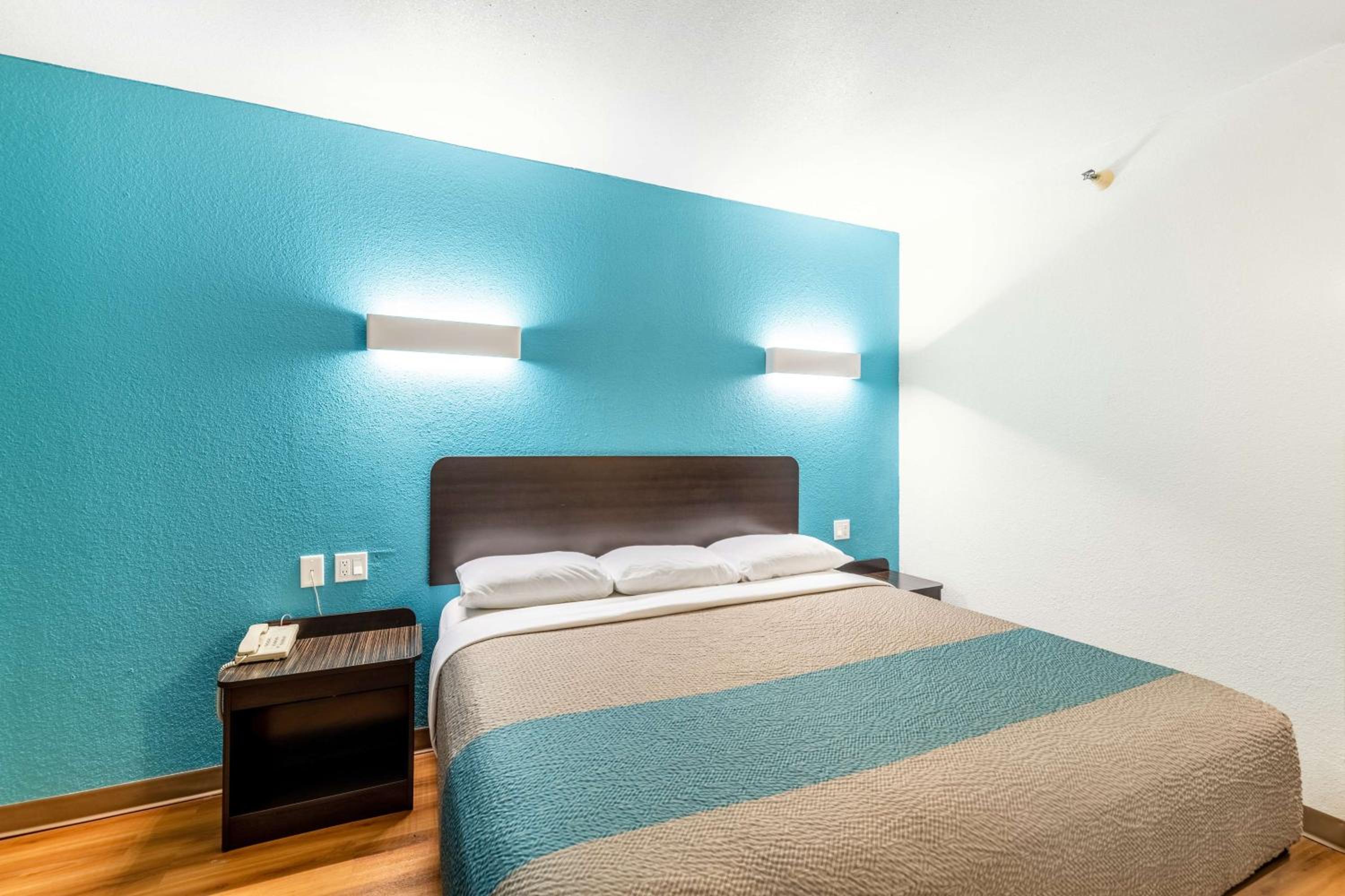 1 King Bed | Non-Smoking - Photo 1