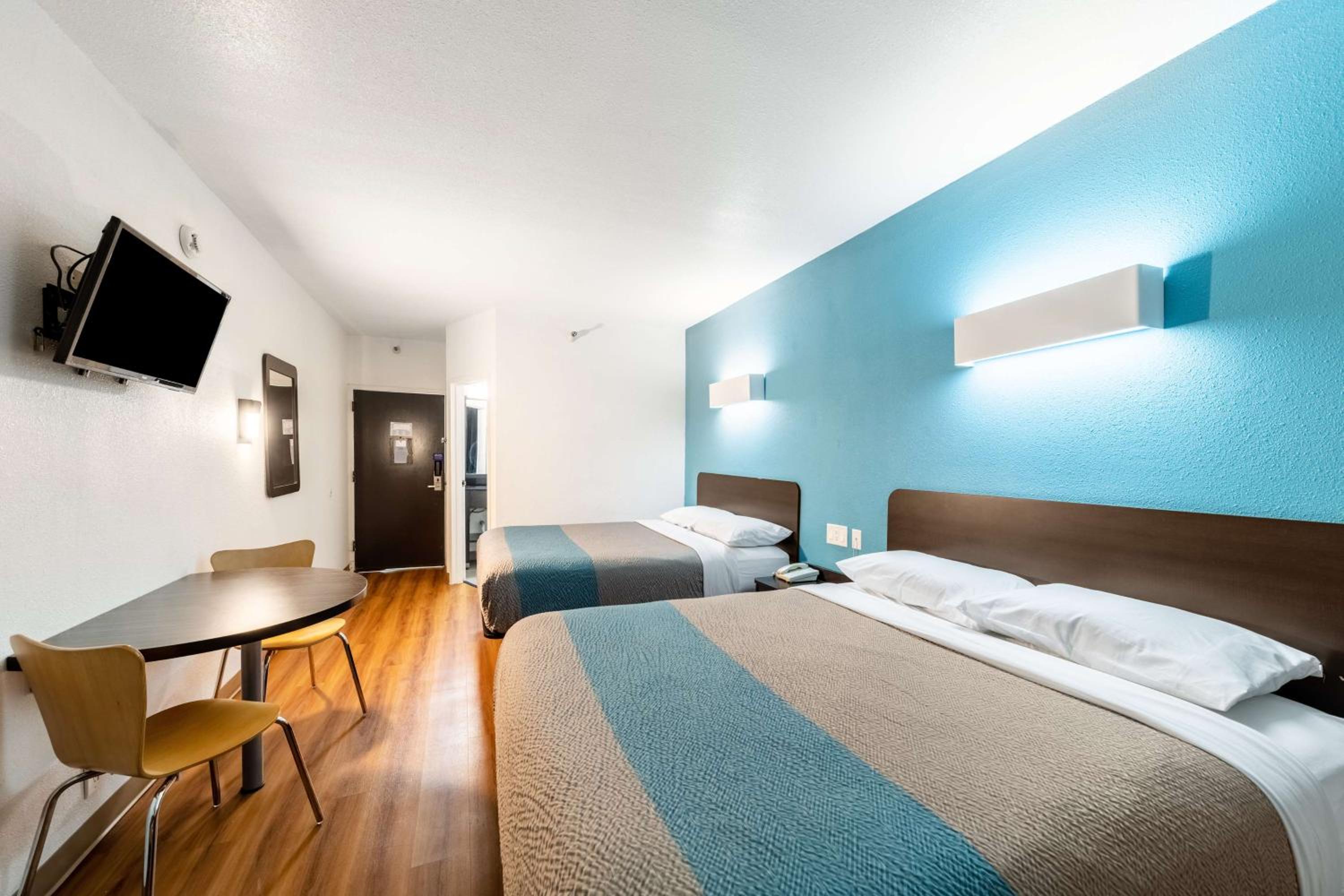 2 Queen Beds | Non-Smoking - Photo 2