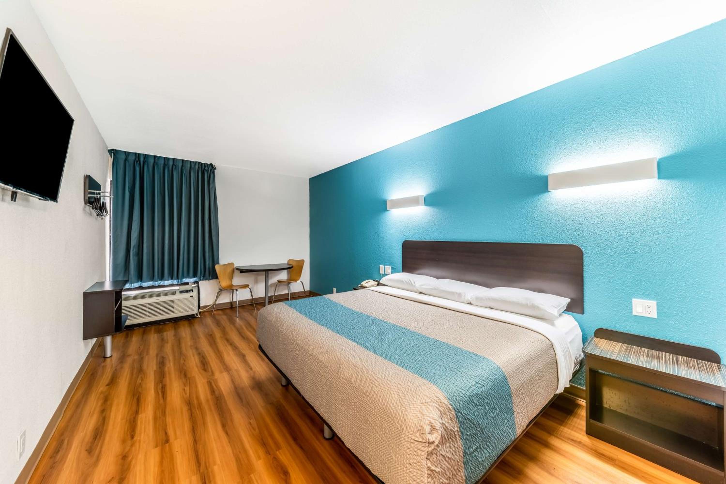 1 King Bed | Non-Smoking - Photo 2