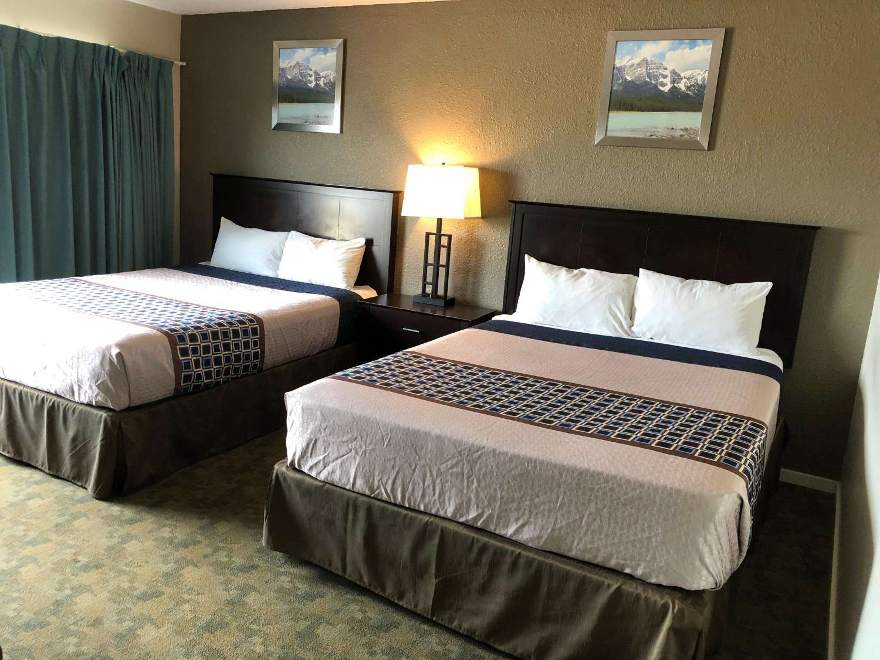 Queen Room with Two Queen Beds - Non-Smoking - Photo 17
