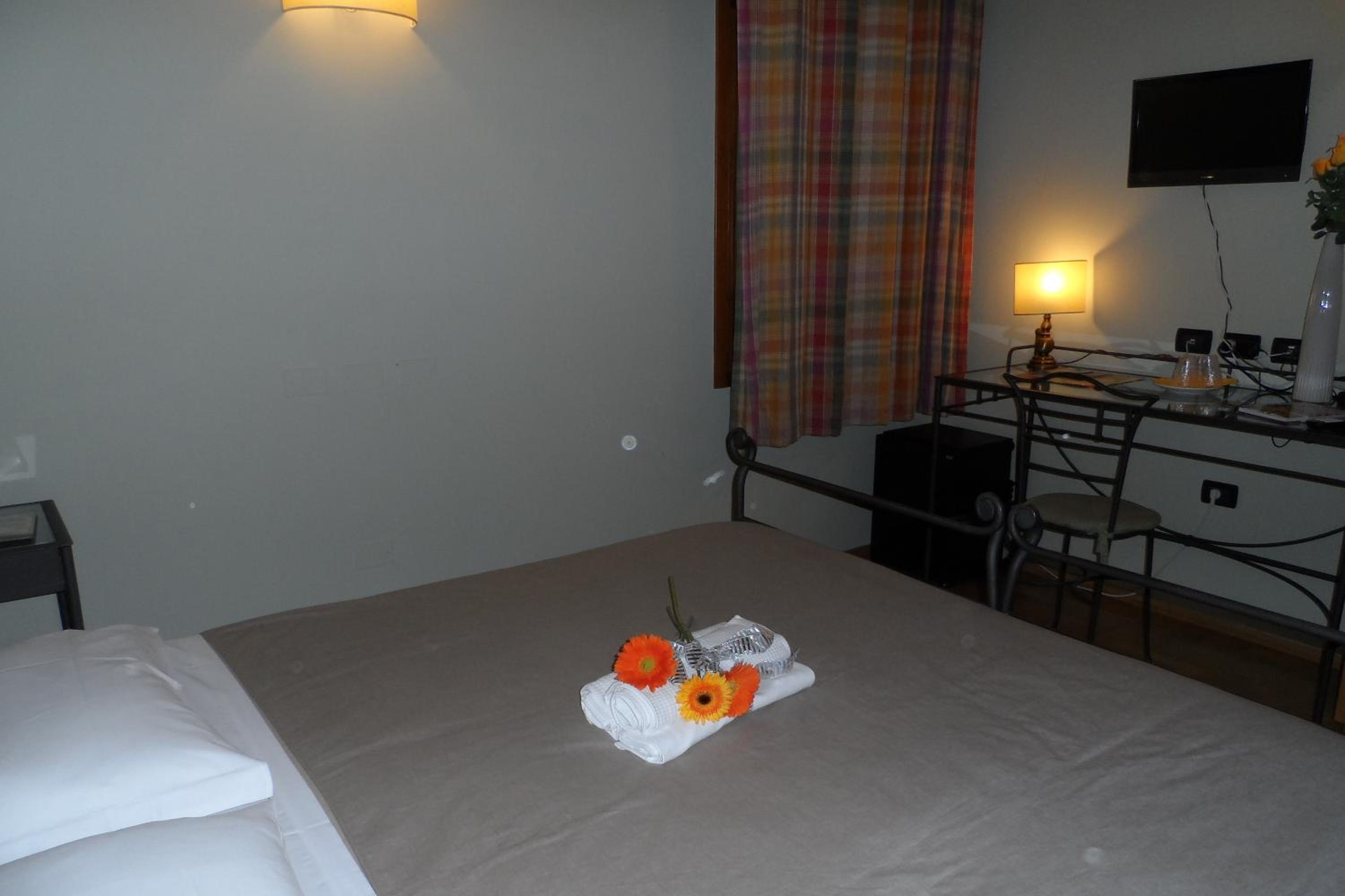 Double or Twin Room - Photo 7