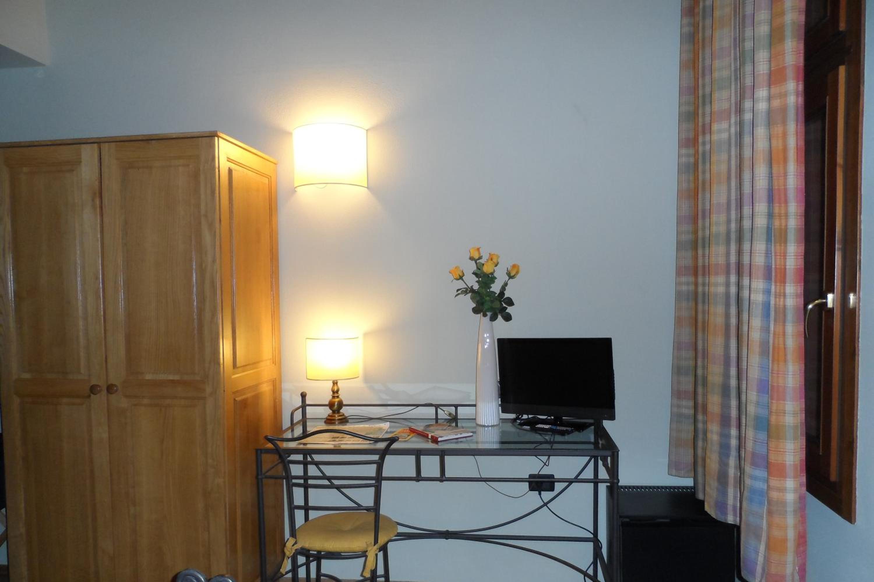 Double or Twin Room - Photo 5