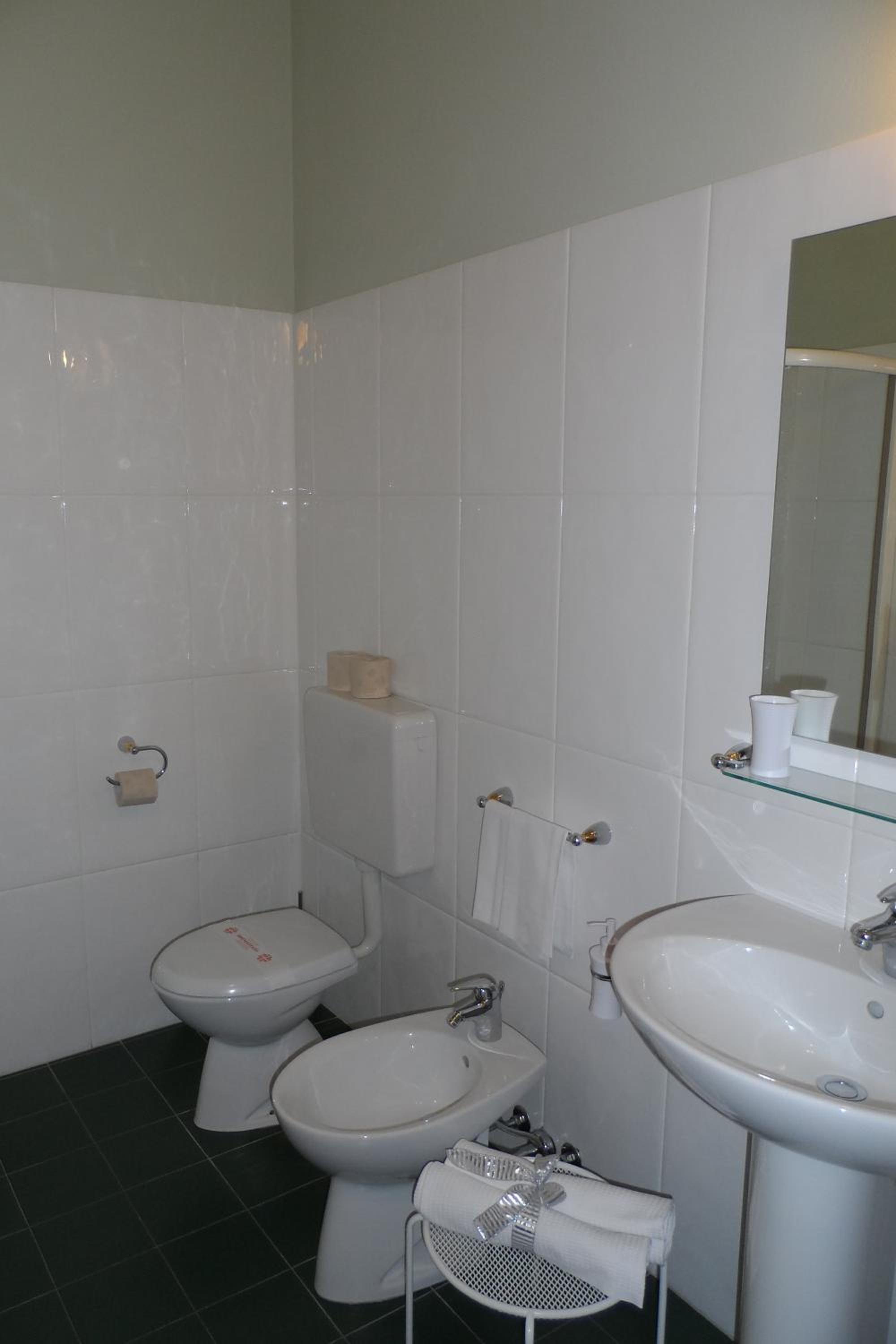 Double or Twin Room - Photo 4