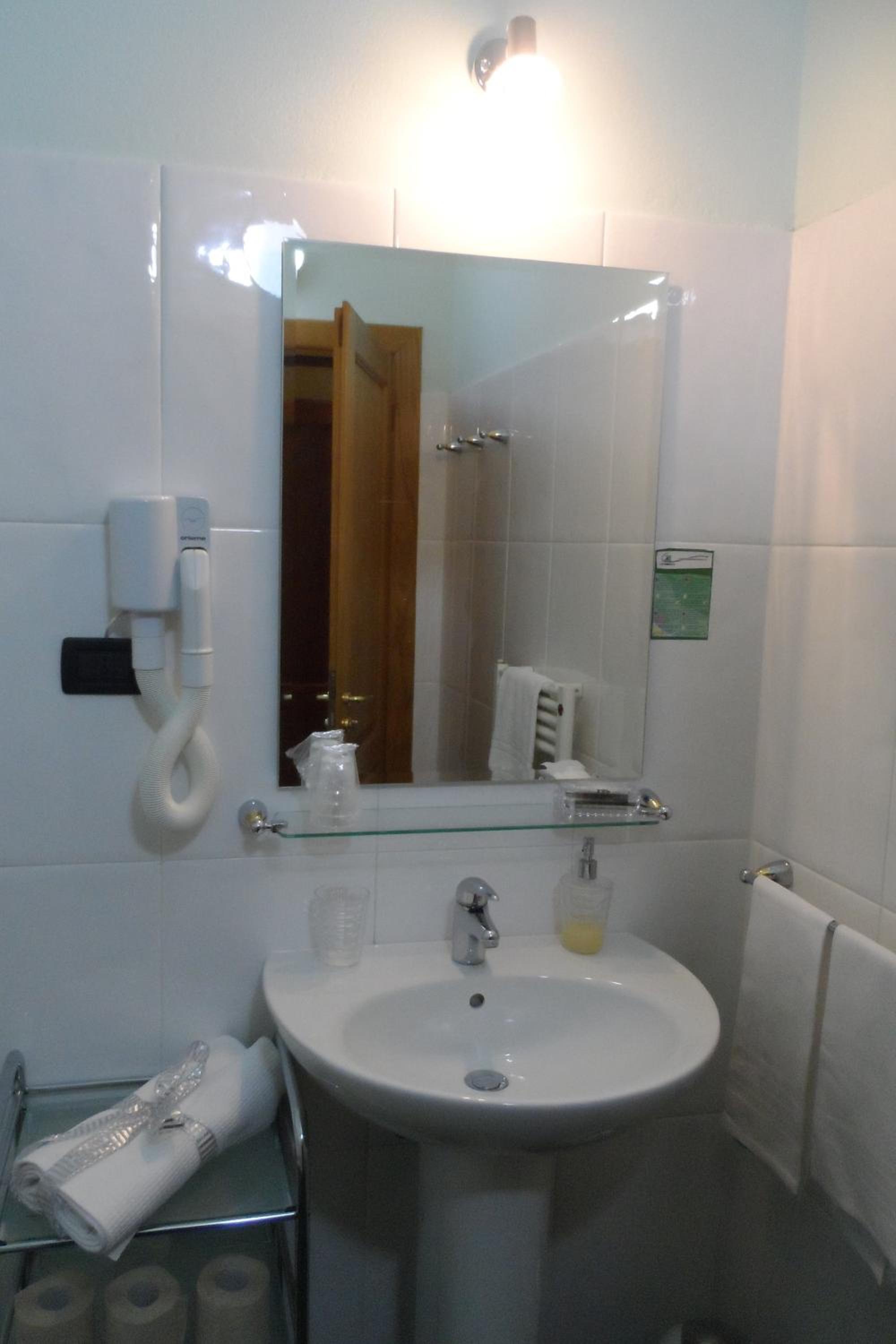 Quadruple Room - Photo 11