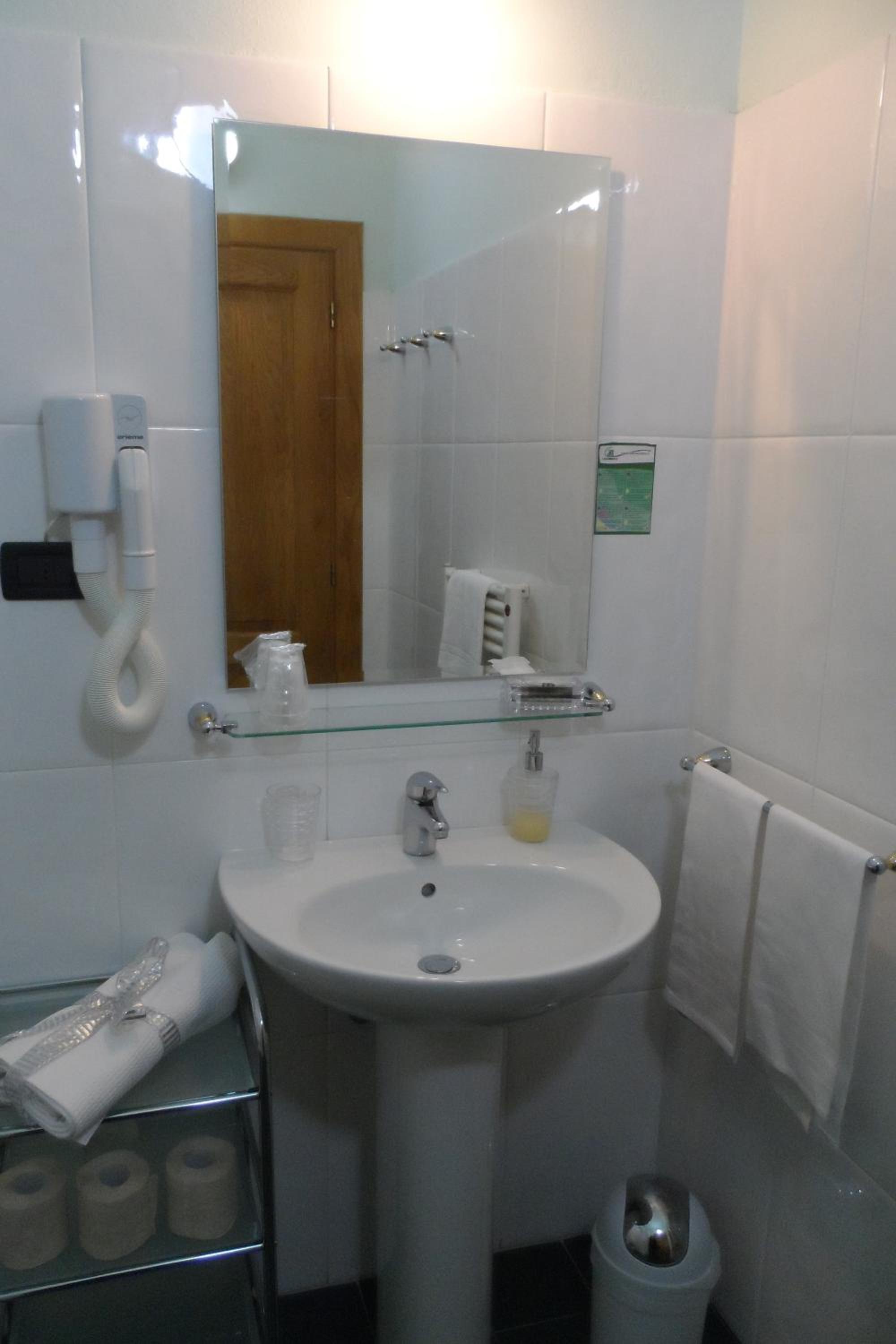 Double or Twin Room - Photo 15