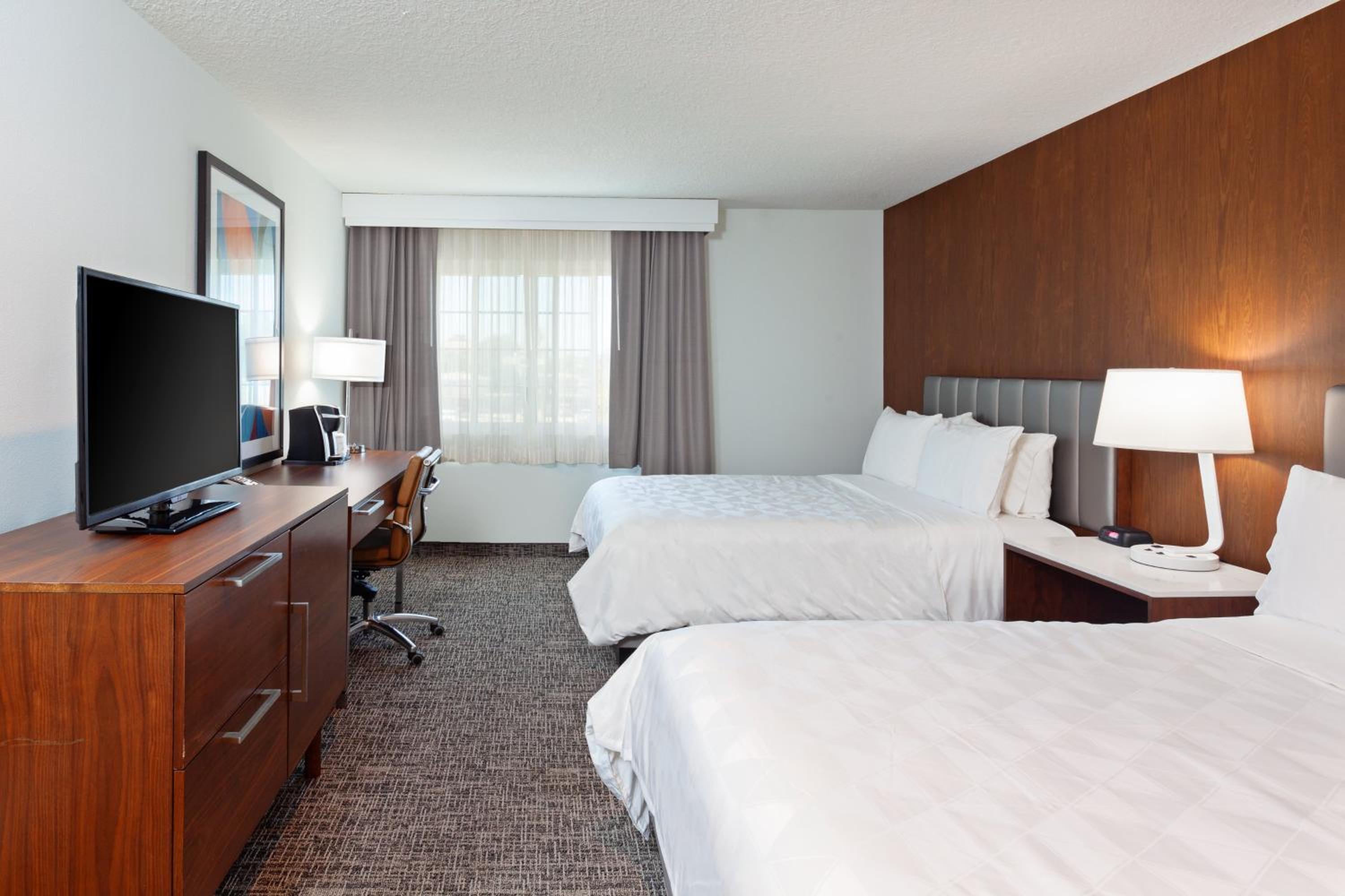 Standard Queen Room with Two Queen Beds - Photo 4