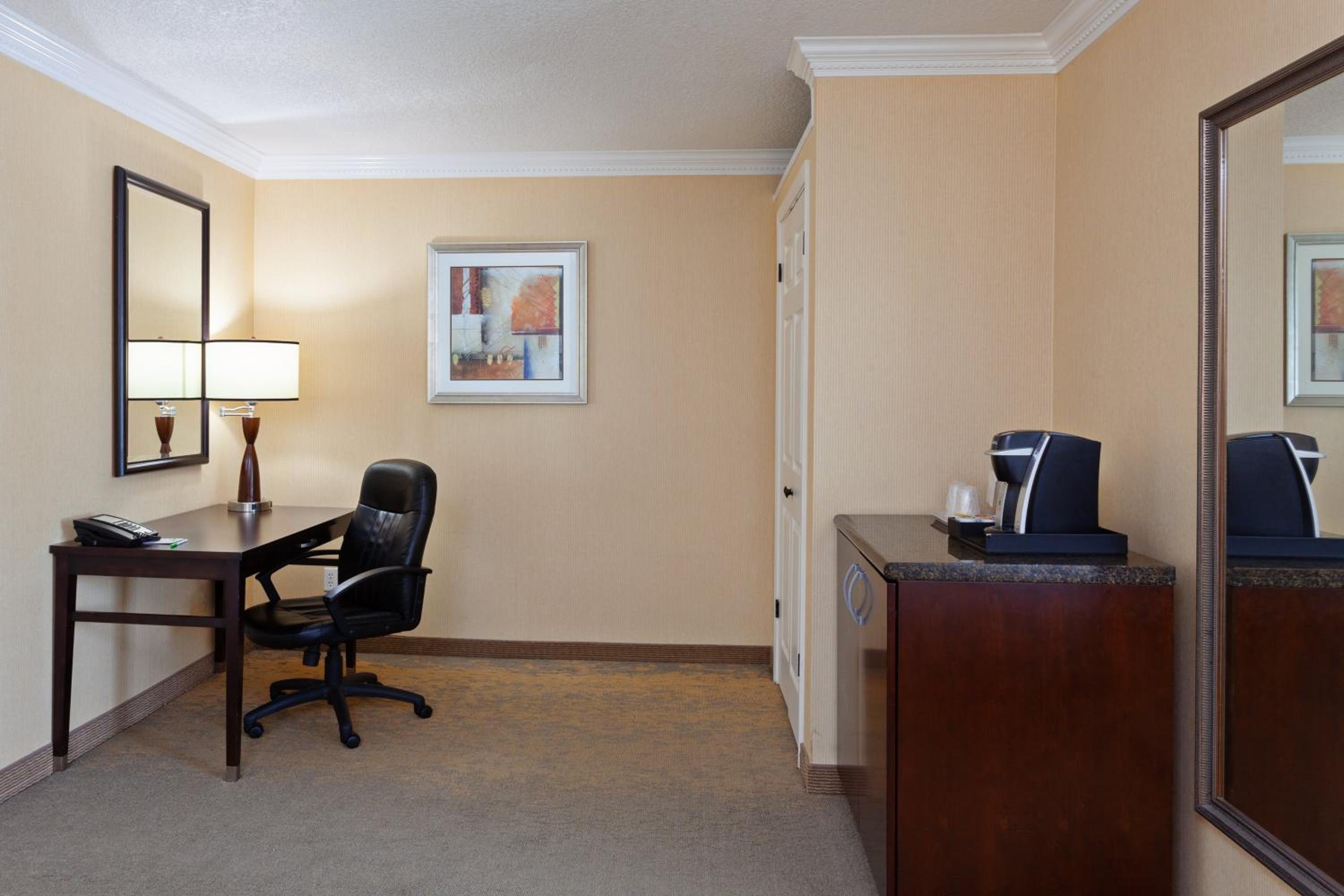 Standard King Room with Sofa Bed - Non-Smoking - Photo 3