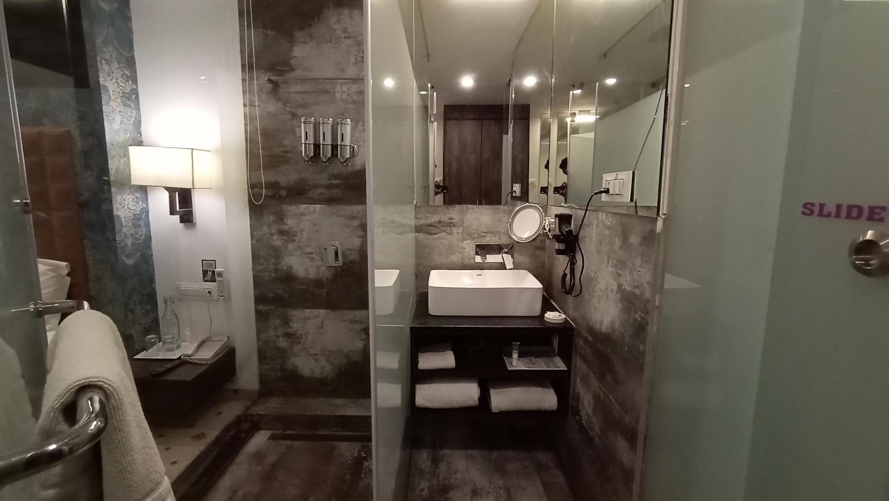 Standard Twin Room - Photo 6