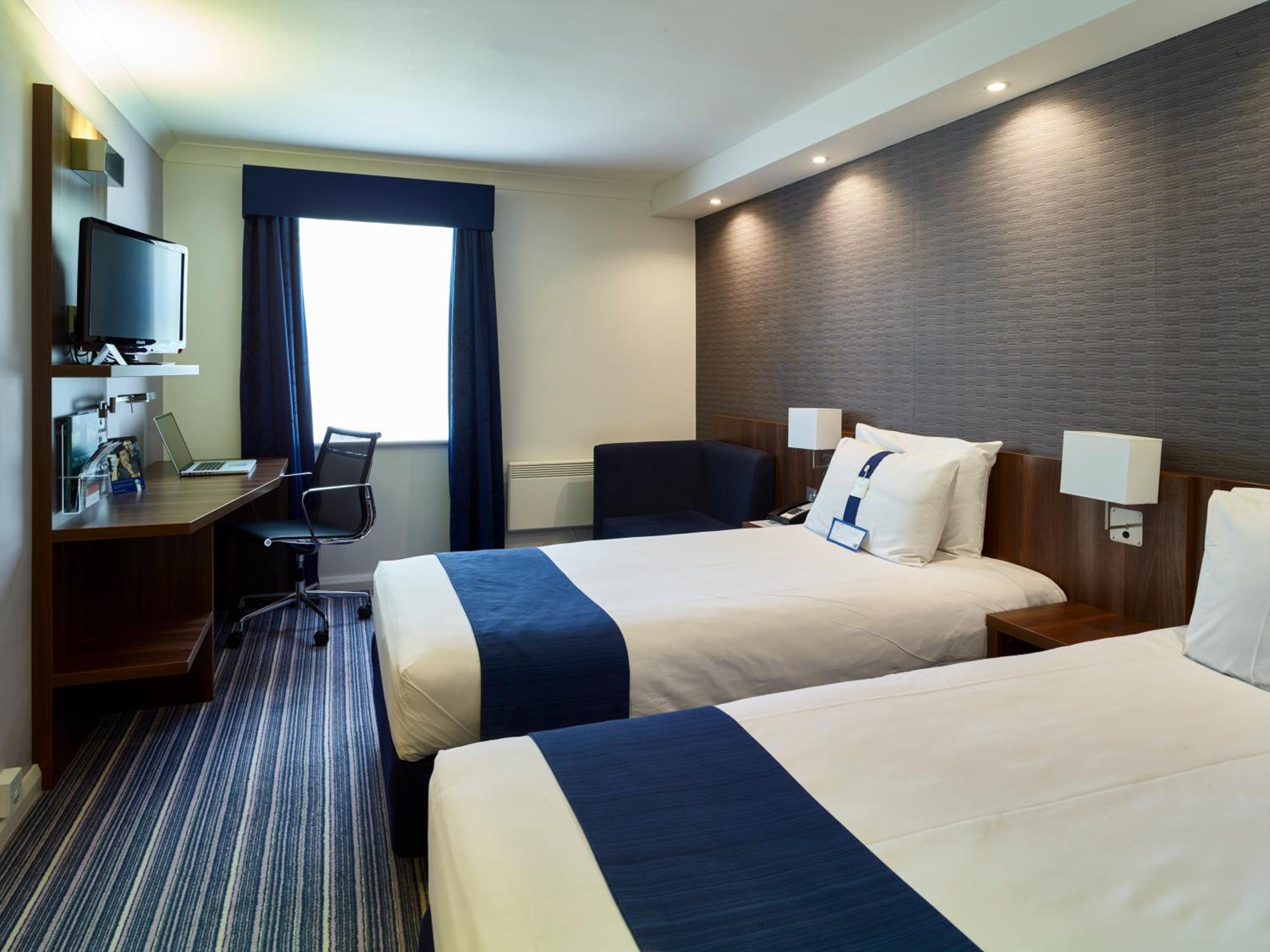 Standard Twin Room with Free Hot Breakfast - Photo 9