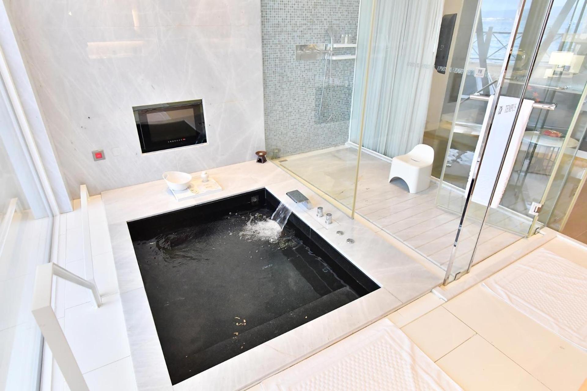 Suite with Sea View - Photo 8