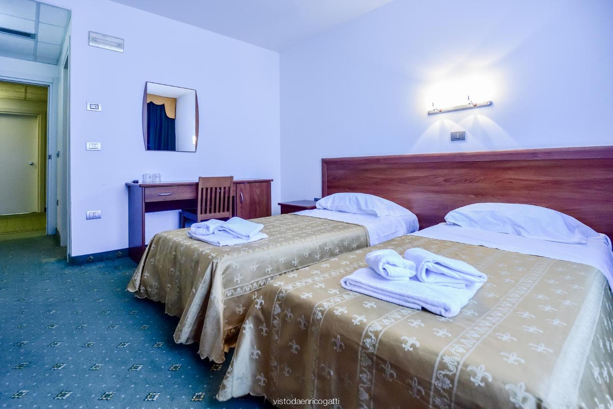 Twin Room - Photo 10