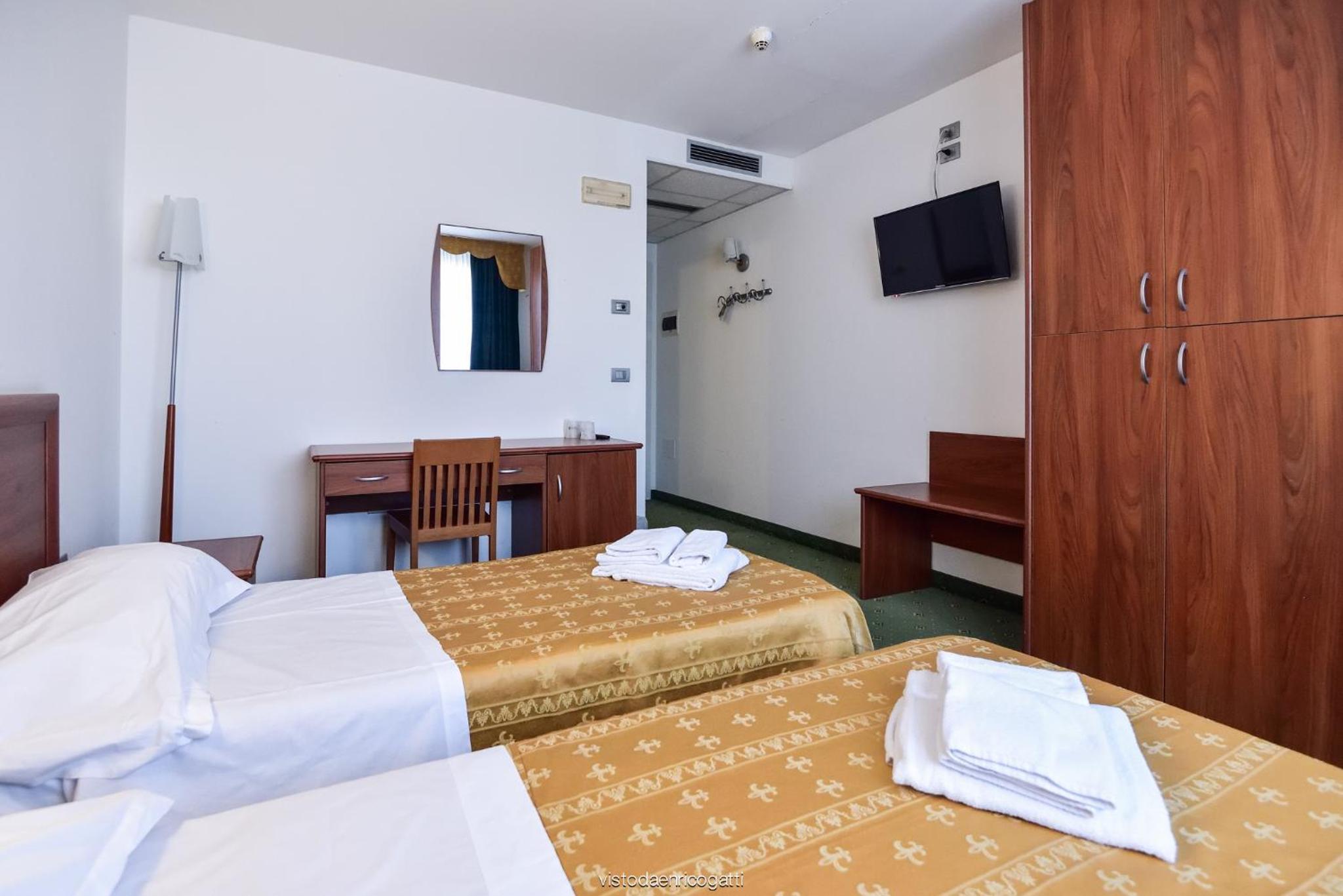 Twin Room - Photo 8