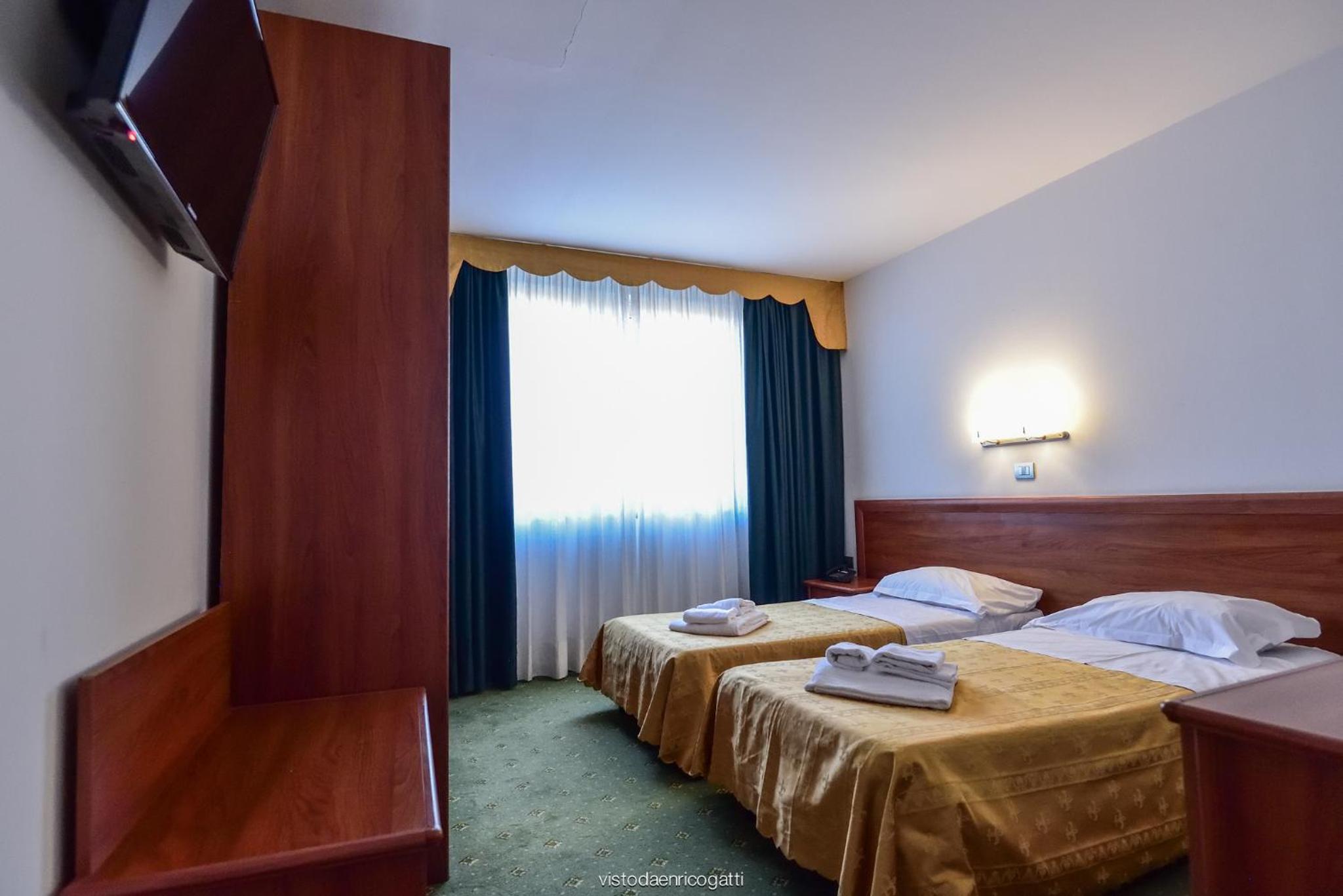 Twin Room - Photo 9