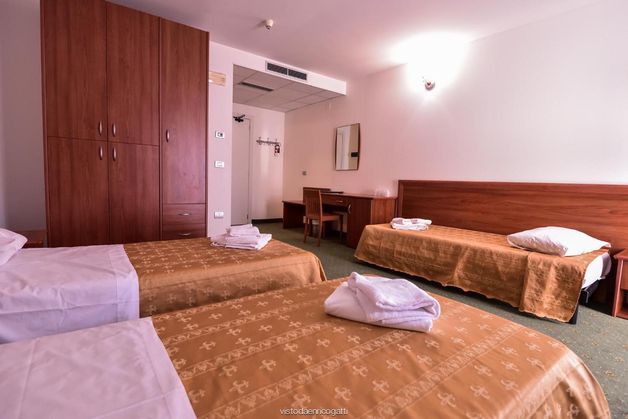 Standard Triple Room - Photo 6