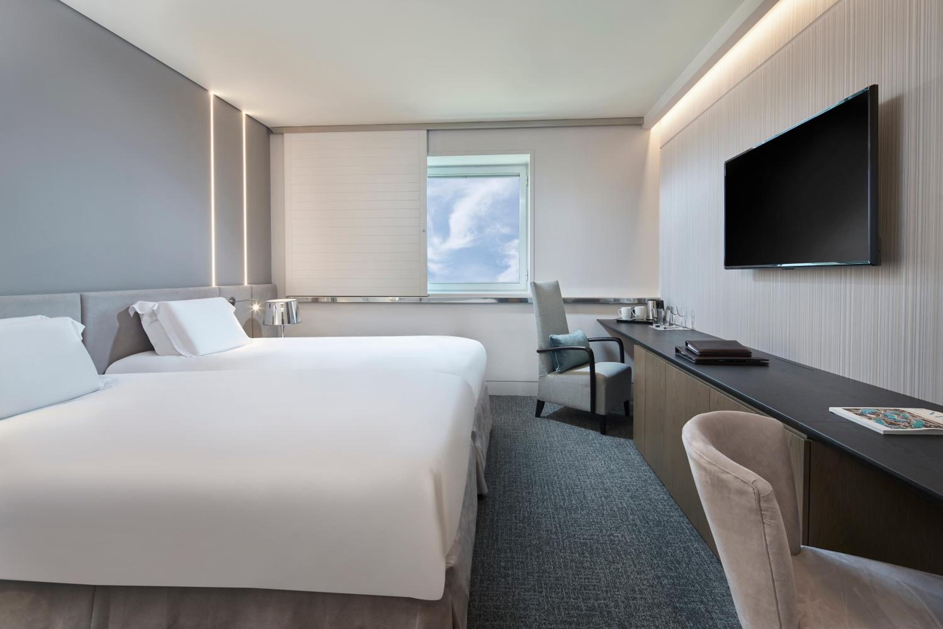 Superior Twin Room thumbnail 5