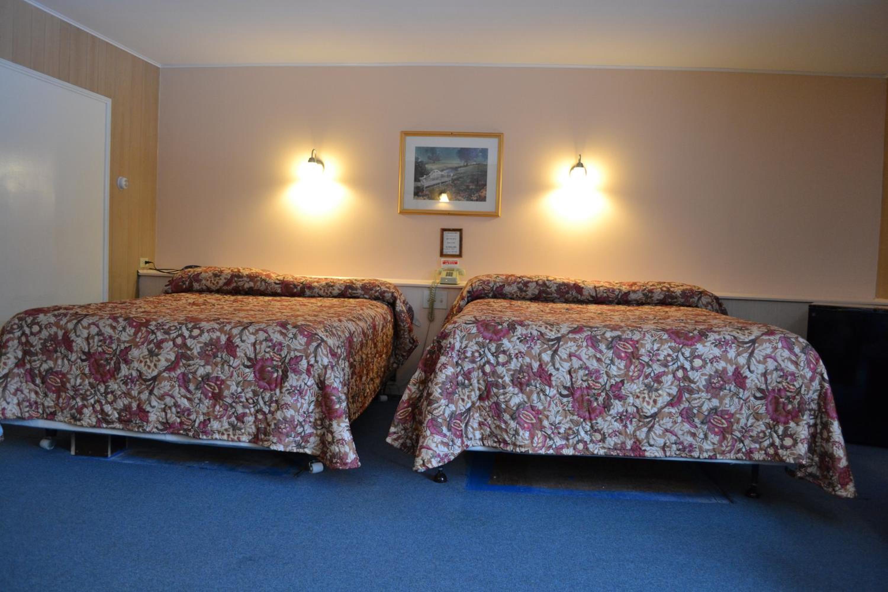 Deluxe Room with Two Queen Beds - Non-Smoking (Not Pet Friendly) - Photo 2