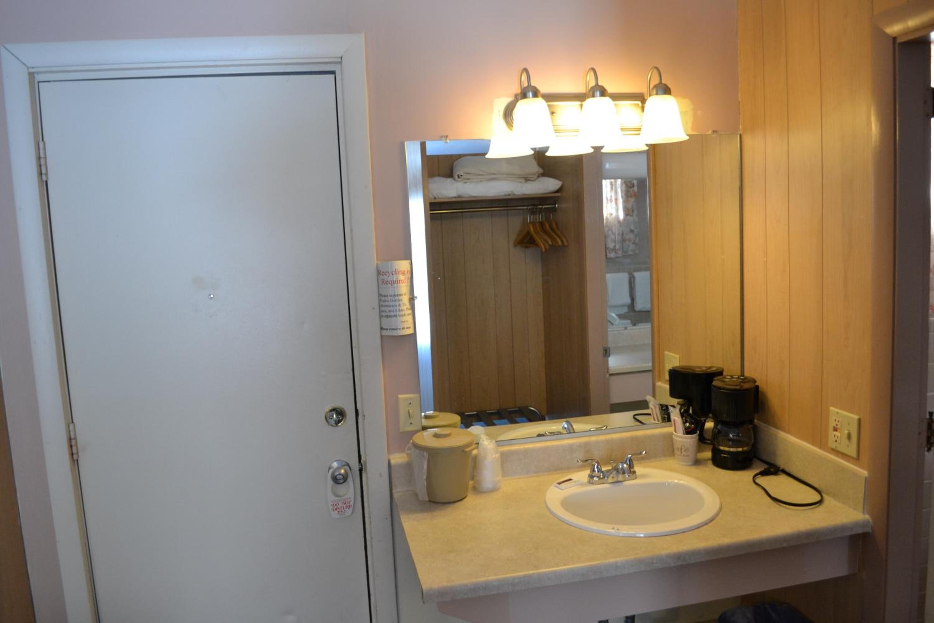 Deluxe Room with Two Queen Beds - Non-Smoking (Not Pet Friendly) - Photo 3