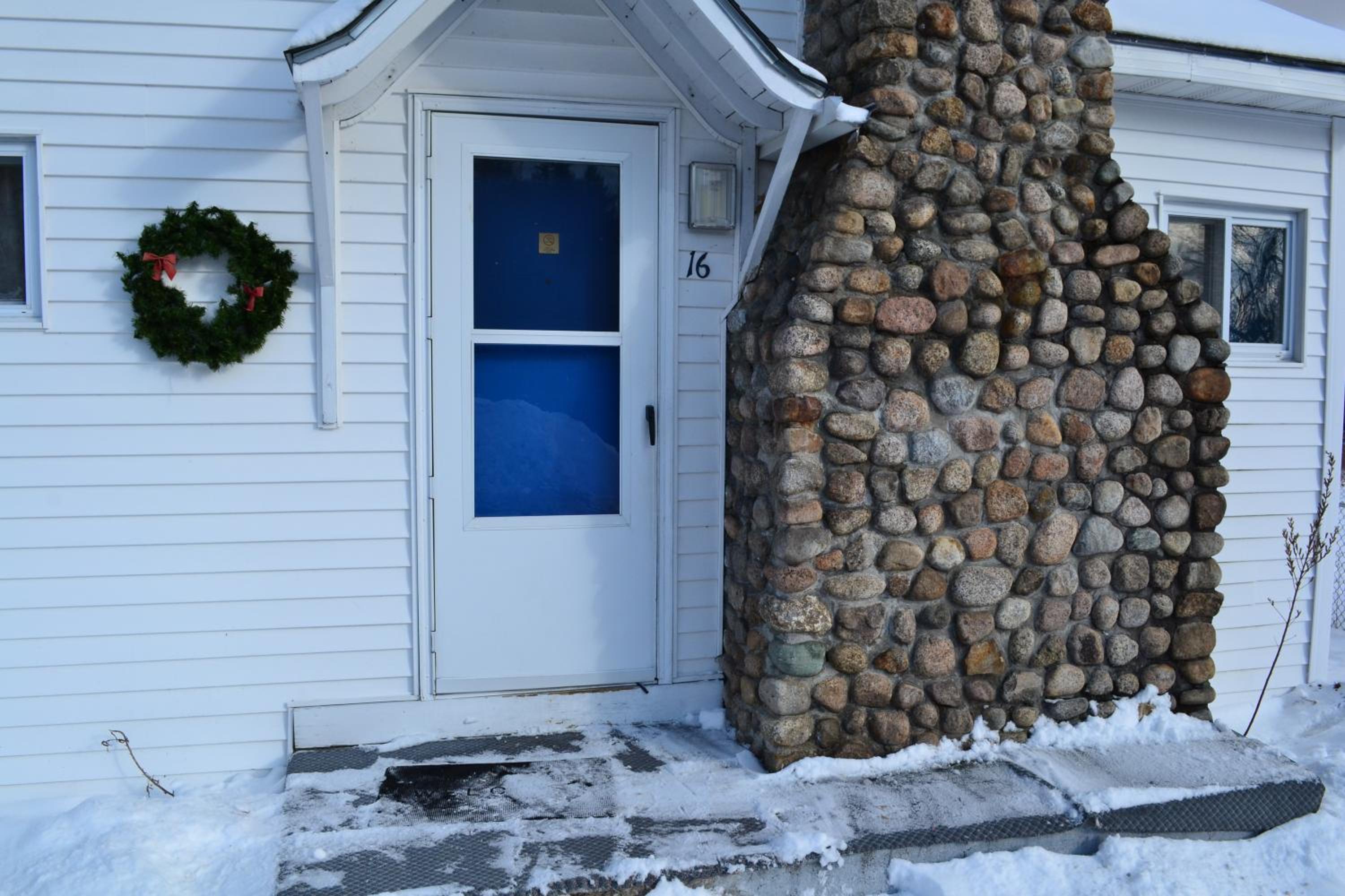 Three Bedroom Cottage with Balcony - Non-Smoking (Not Pet Friendly) - Photo 2