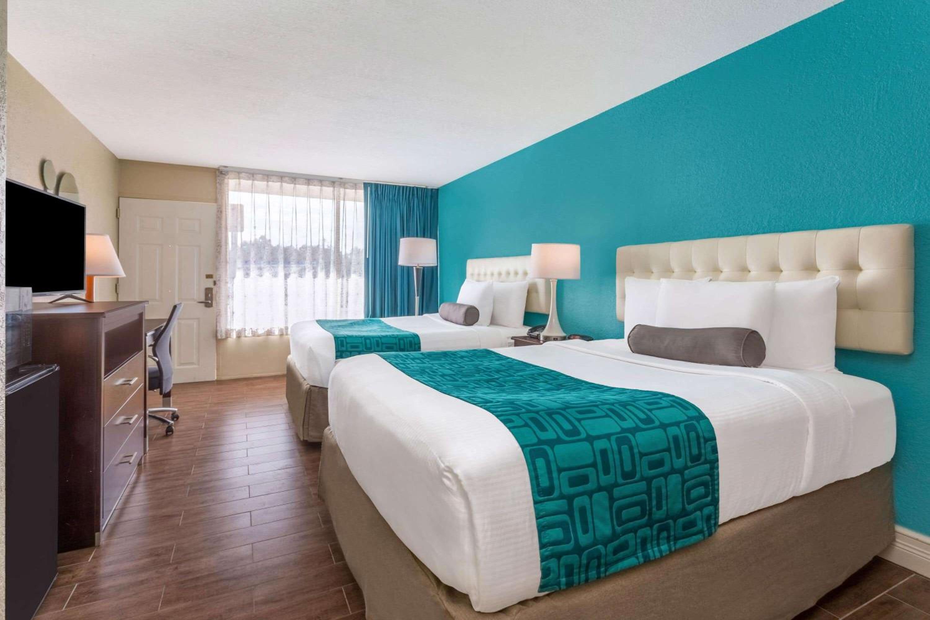 Queen Room with Two Queen Beds and Roll-In Shower - Mobility/Hearing Accessible - Non-Smoking - Photo 2