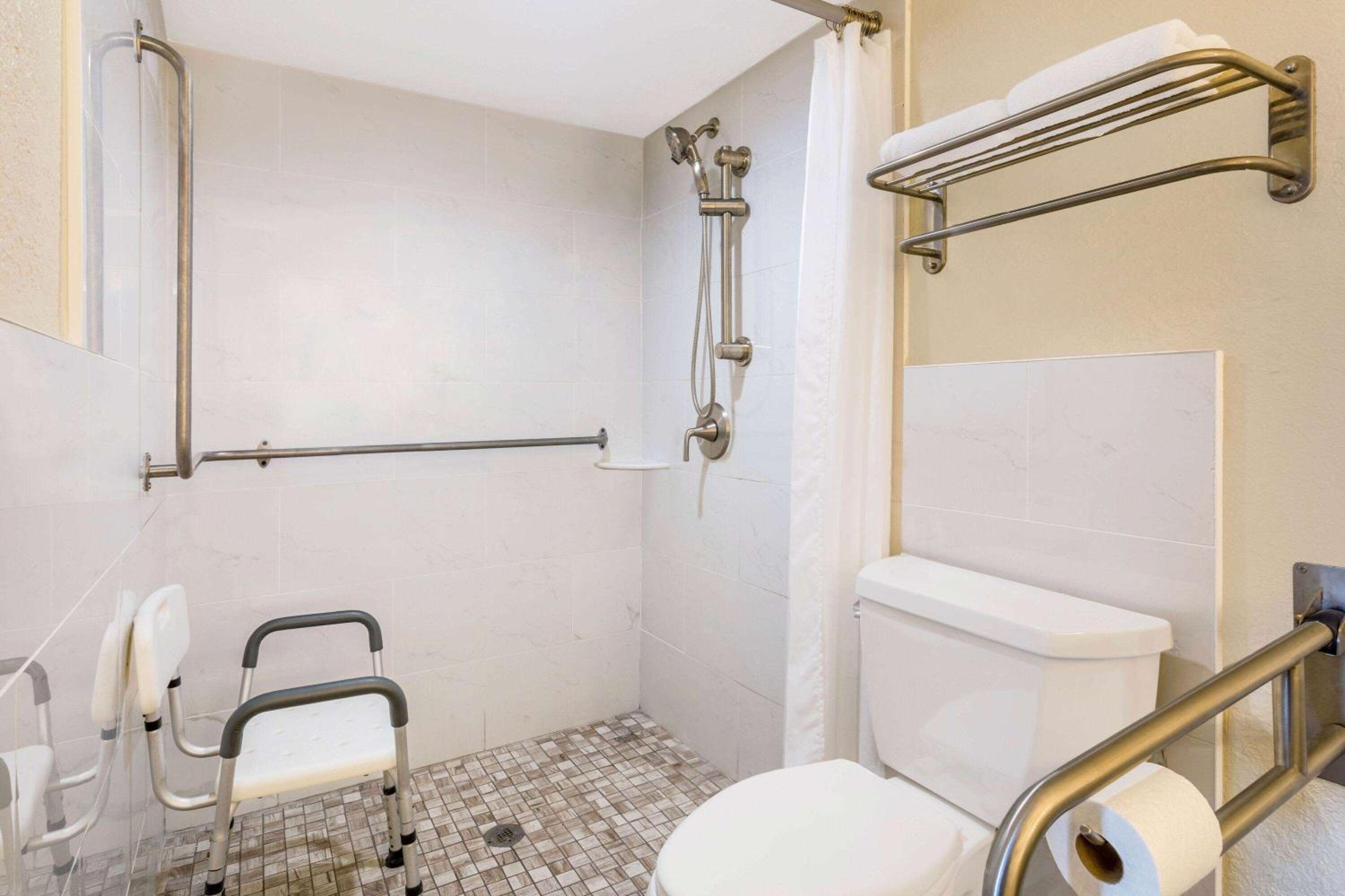 Queen Room with Two Queen Beds and Roll-In Shower - Mobility/Hearing Accessible - Non-Smoking - Photo 3