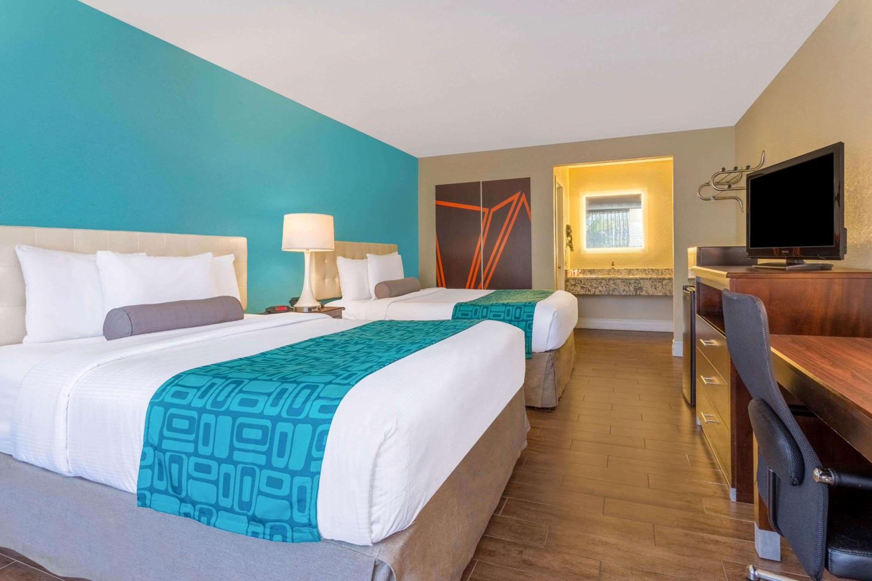 2 Queen Beds, Non-Smoking - Photo 2