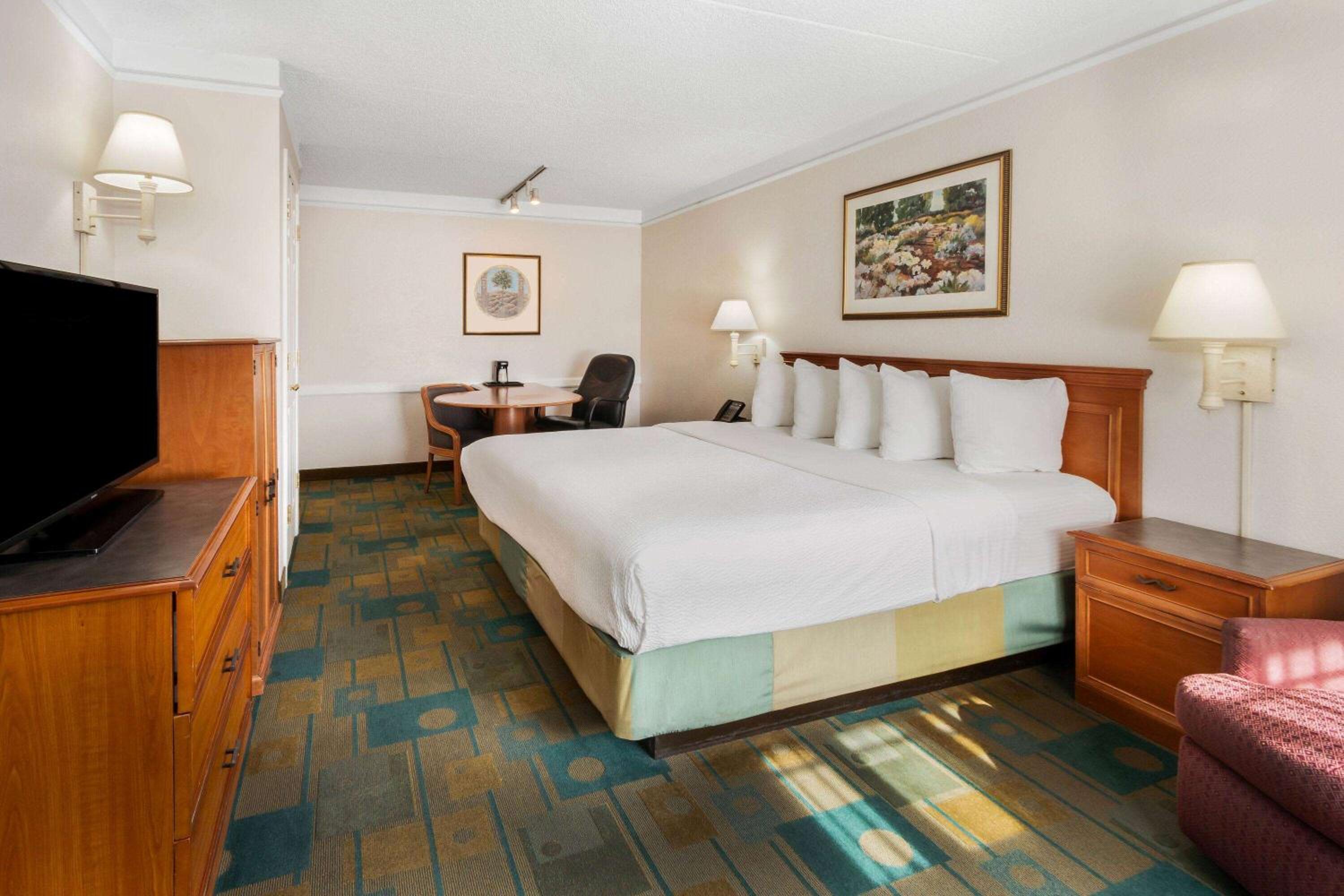 Deluxe King Room - Photo 1