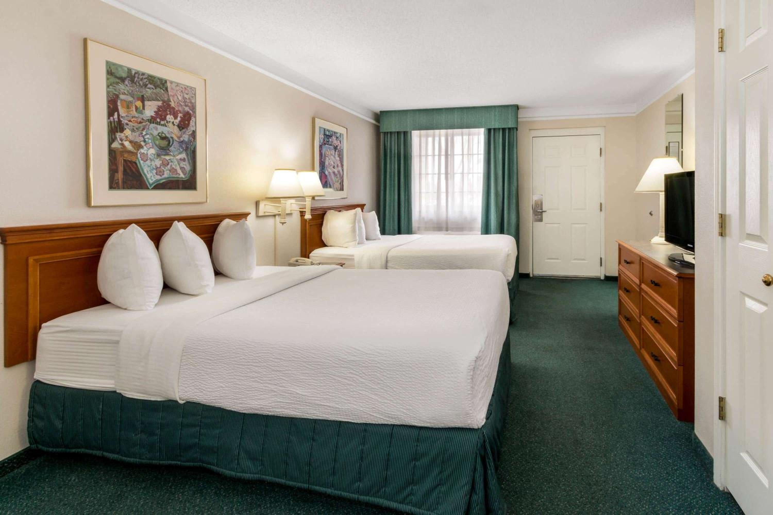 Double Room with Two Double Beds - Photo 1
