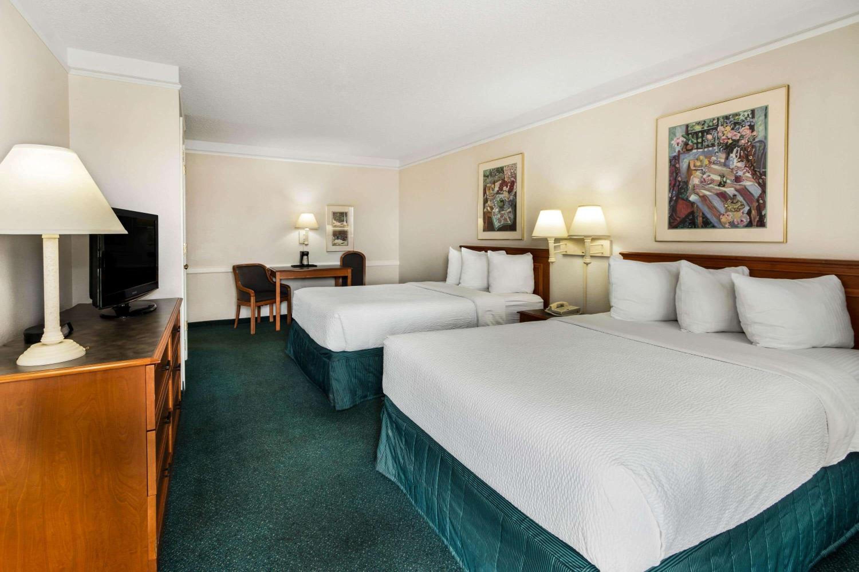 Double Room with Two Double Beds - Photo 3