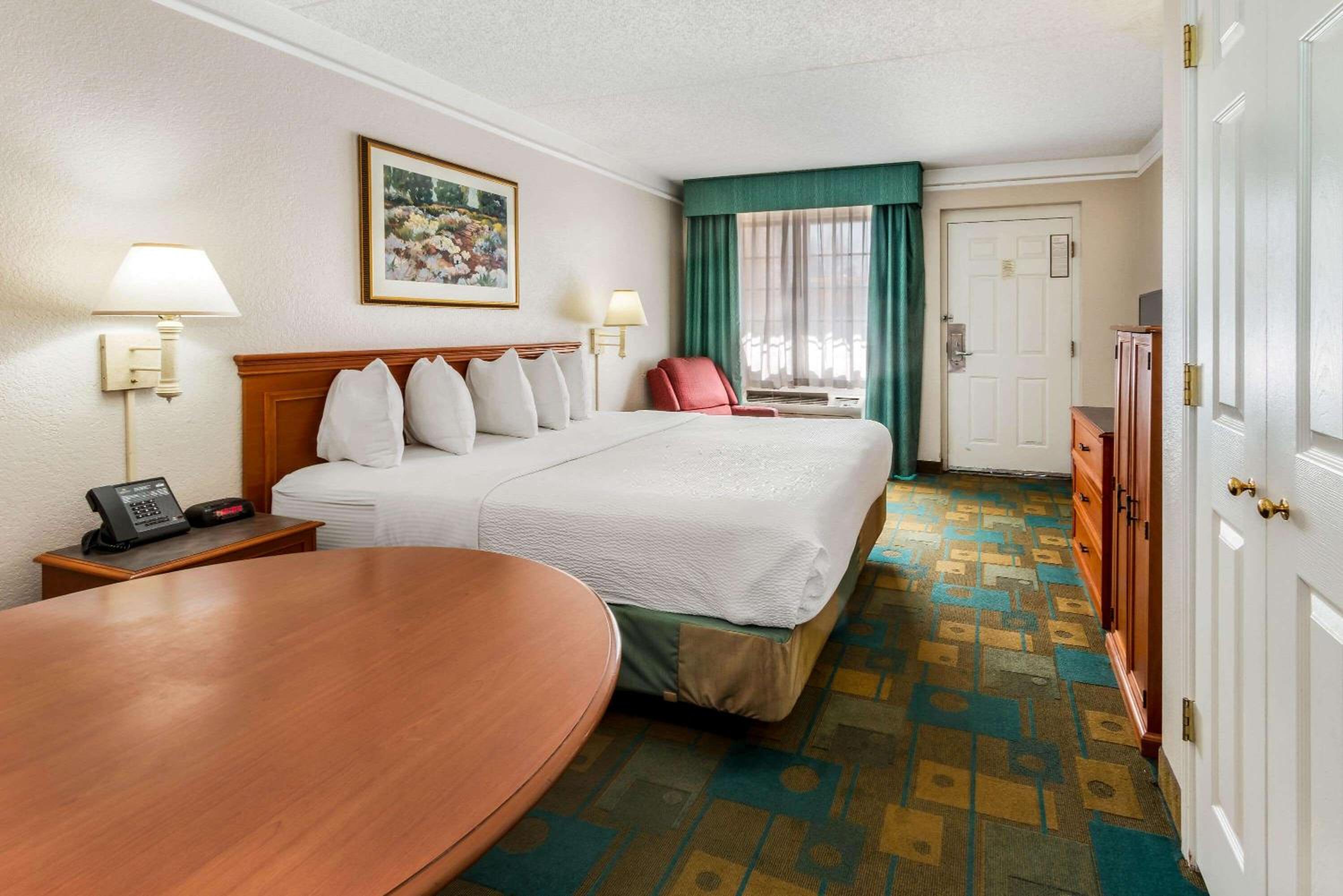 Deluxe King Room - Photo 5