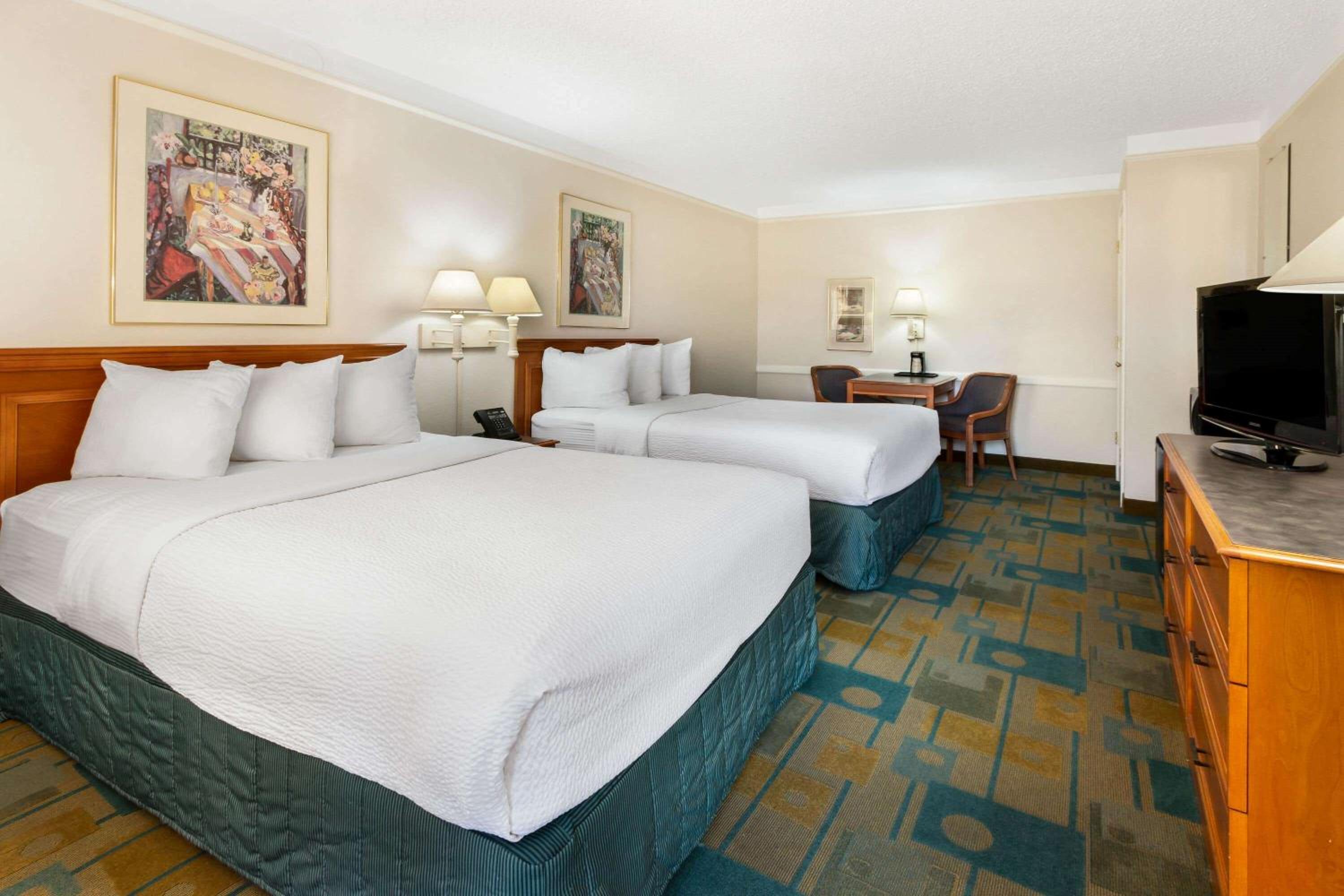 Deluxe Double Room with Two Double Beds - Photo 3